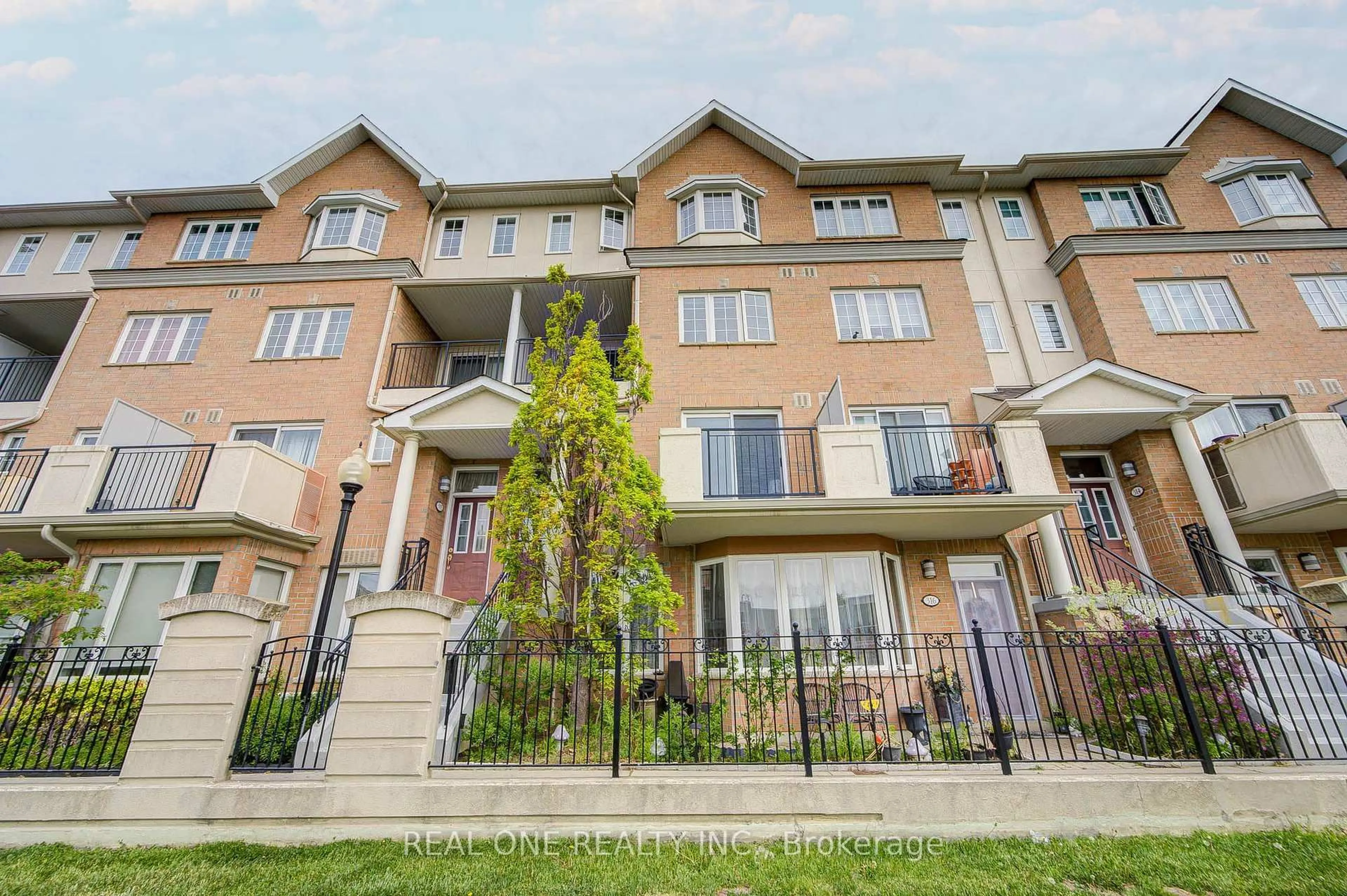 Patio, building for 317 Grandview Way, Toronto Ontario M2N 6V3