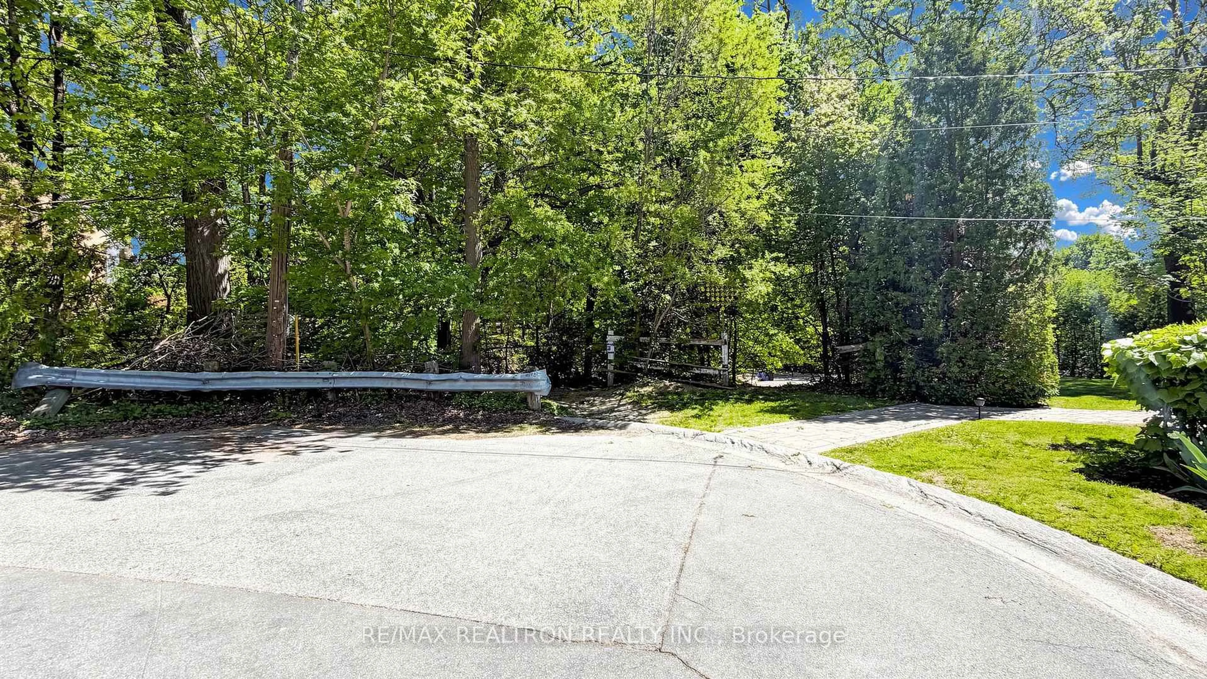 Patio, forest/trees view for 239 Sandringham Dr, Toronto Ontario M3H 1G2