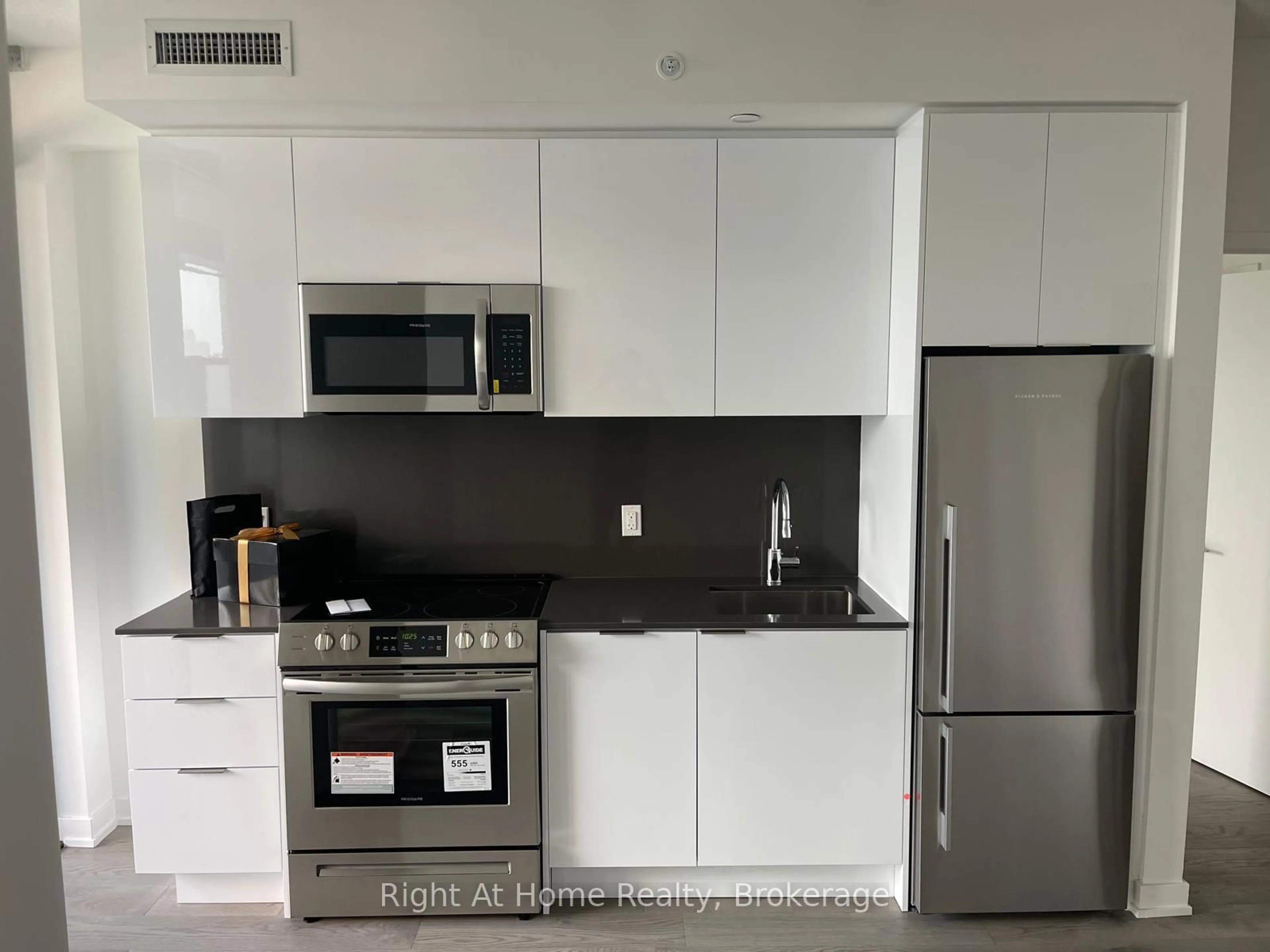 Standard kitchen, unknown for 2606 25 Richmond St #6, Toronto Ontario M5C 0A6