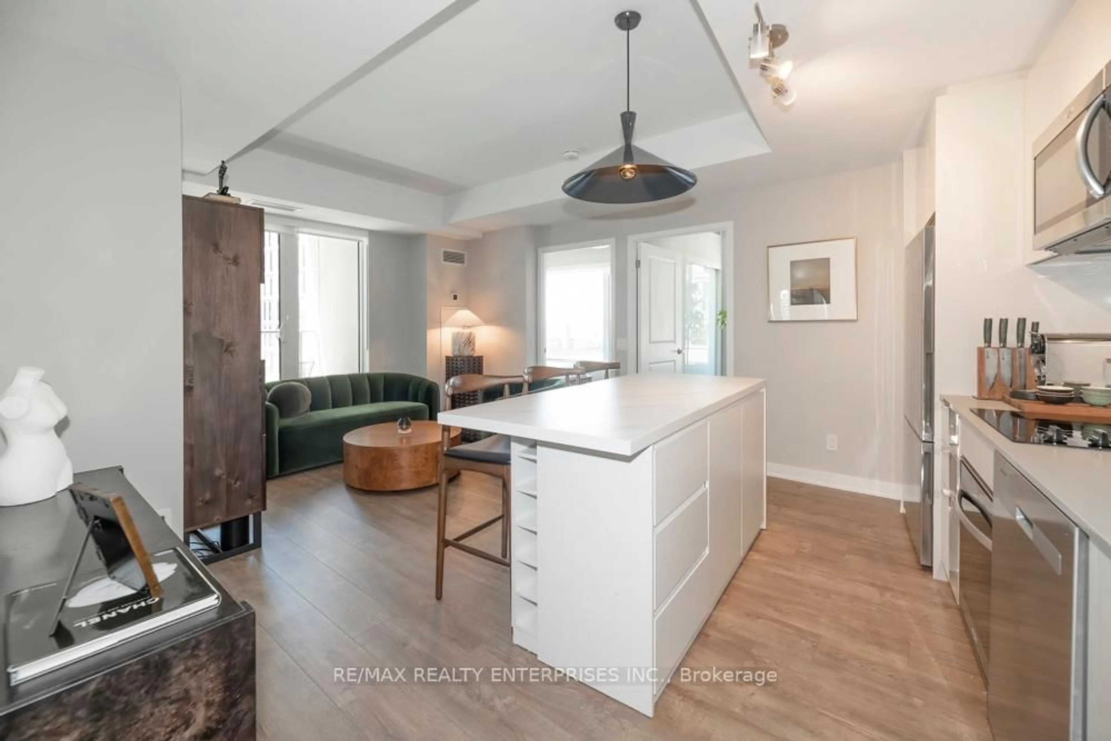 Open concept kitchen, wood/laminate floor for 543 Richmond St #741, Toronto Ontario M5V 0W9