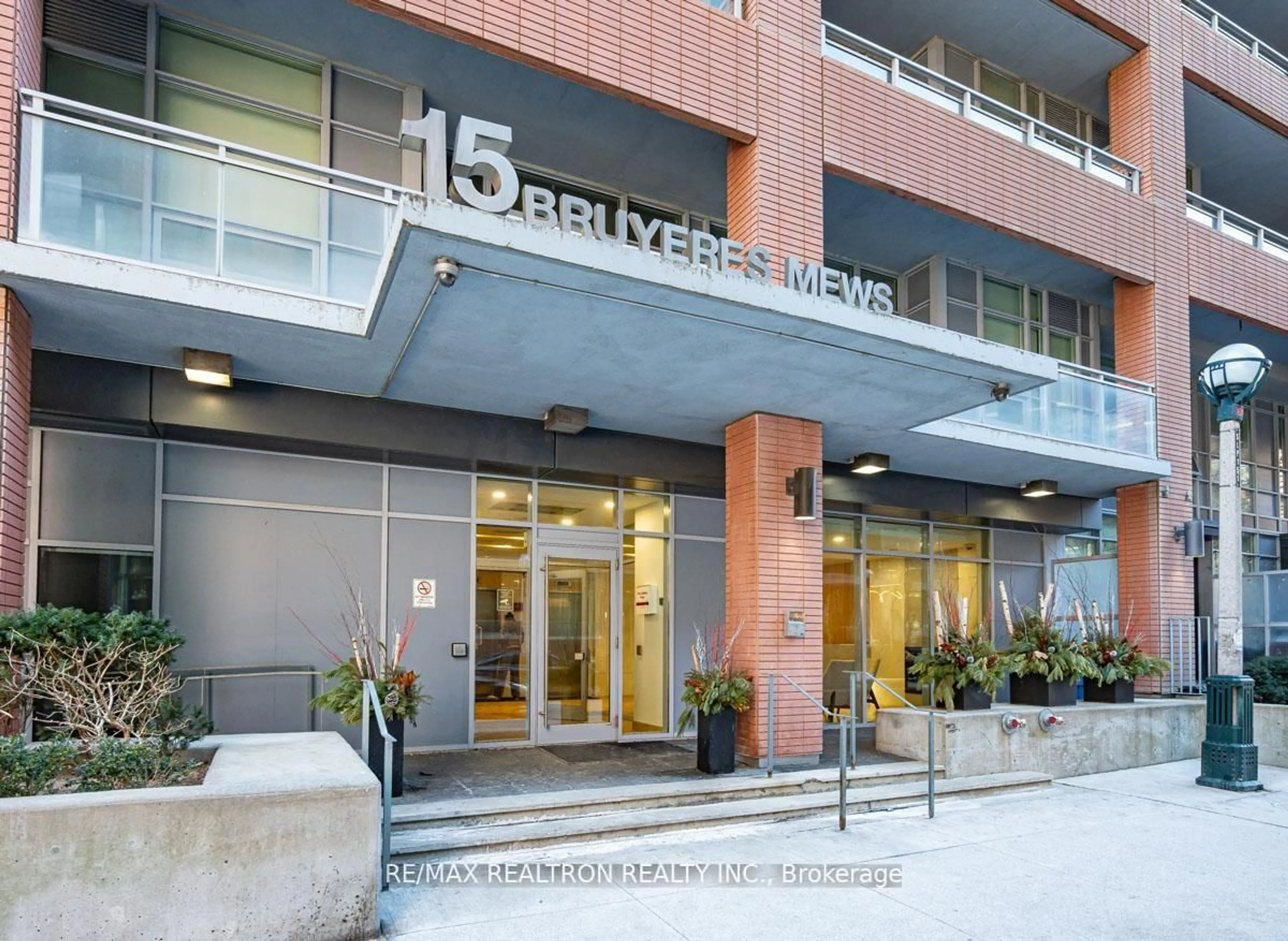Indoor foyer for 15 Bruyeres Mews #1008, Toronto Ontario M5V 0A7