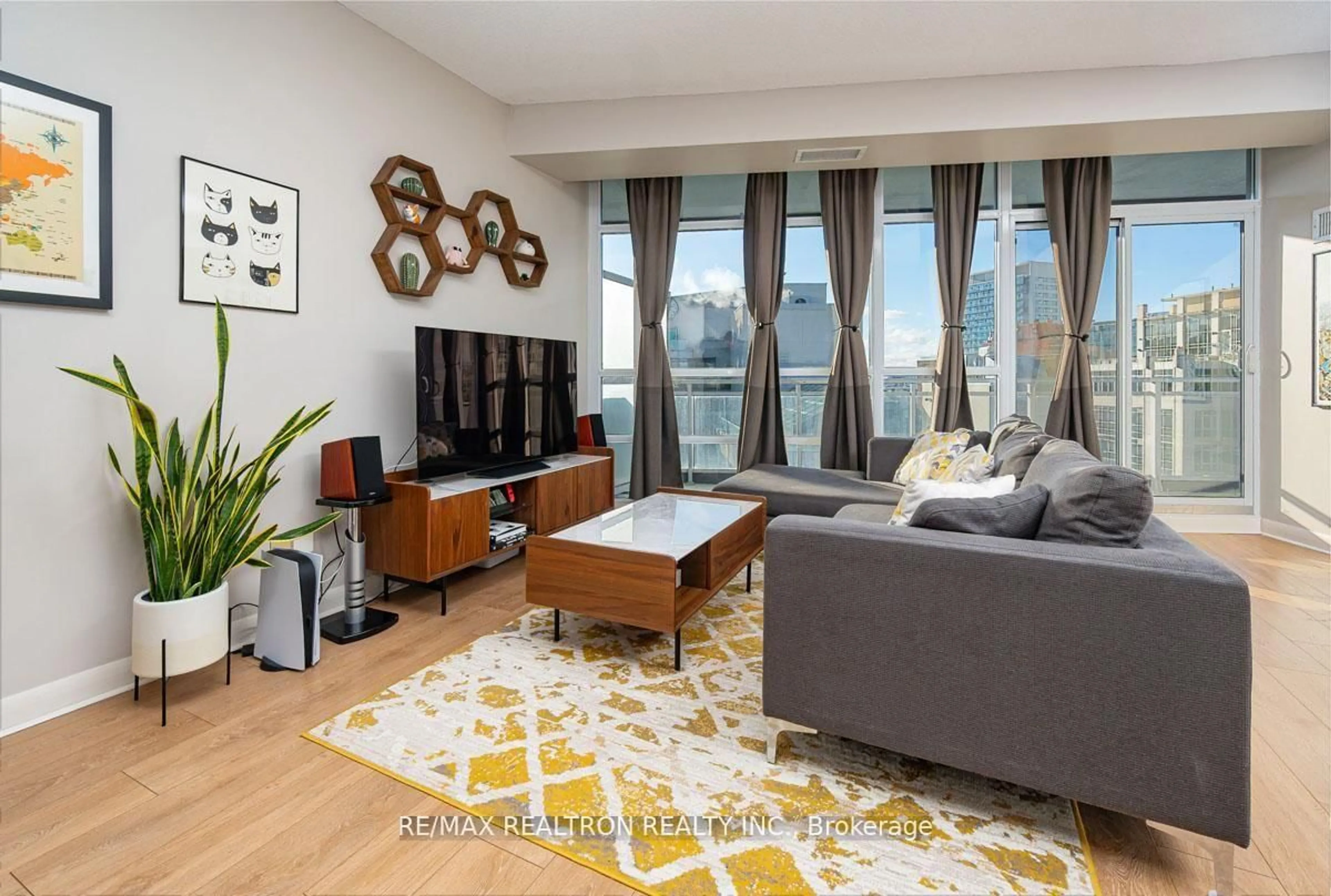 Living room with furniture, wood/laminate floor for 15 Bruyeres Mews #1008, Toronto Ontario M5V 0A7