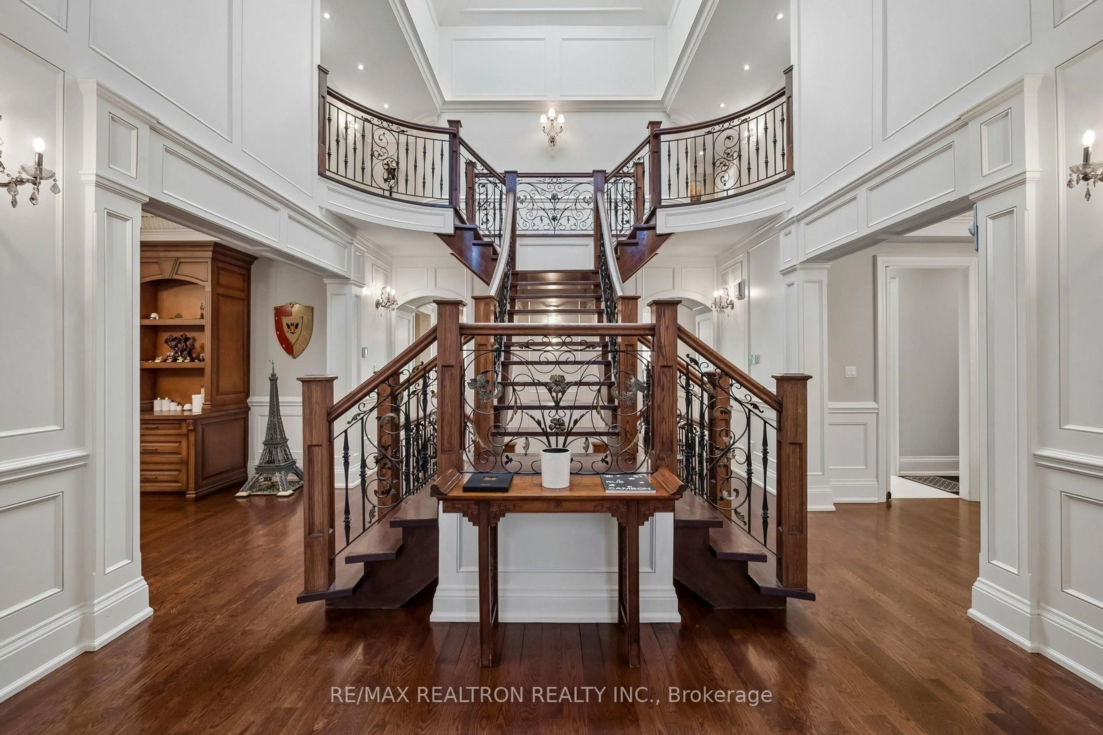 Indoor foyer for 59 Hi Mount Dr, Toronto Ontario M2K 1X3