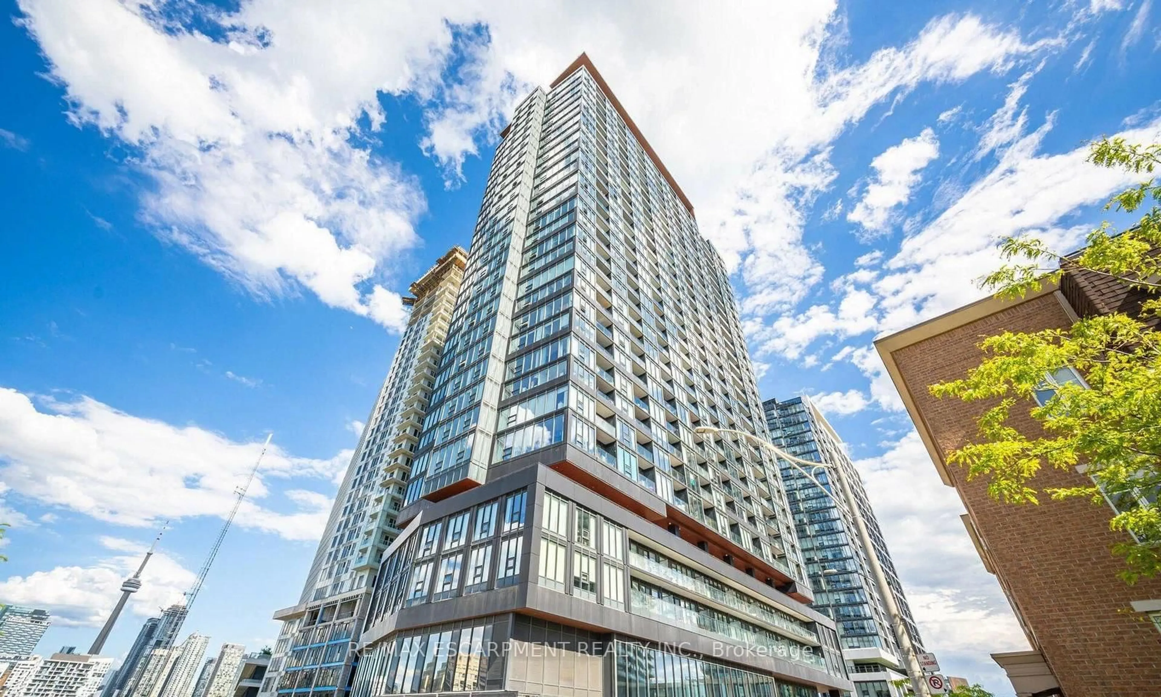 Indoor foyer for 19 Western Battery Rd #2117, Toronto Ontario M6K 0E3