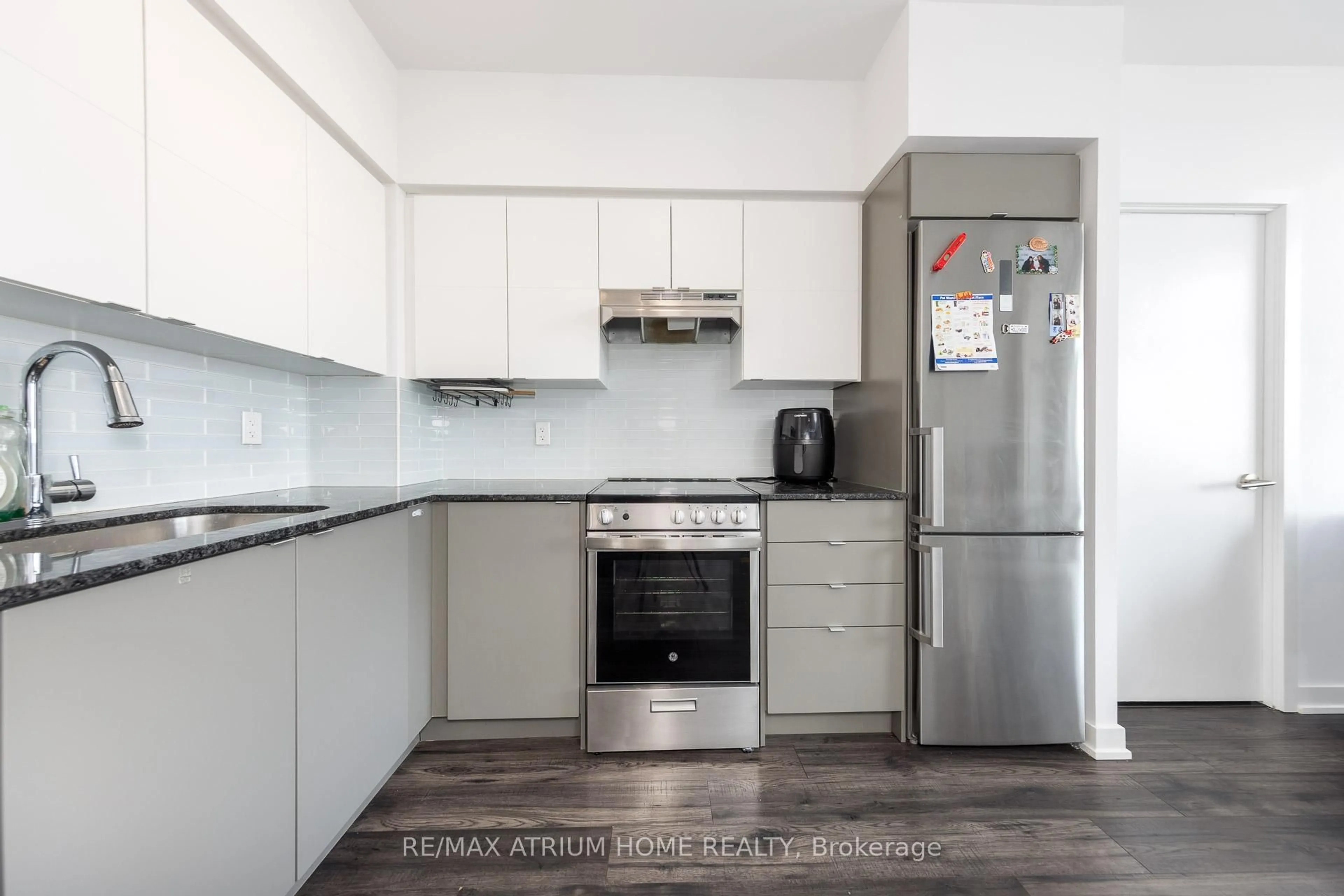 Standard kitchen, unknown for 120 Varna Dr #1515, Toronto Ontario M6A 0B3