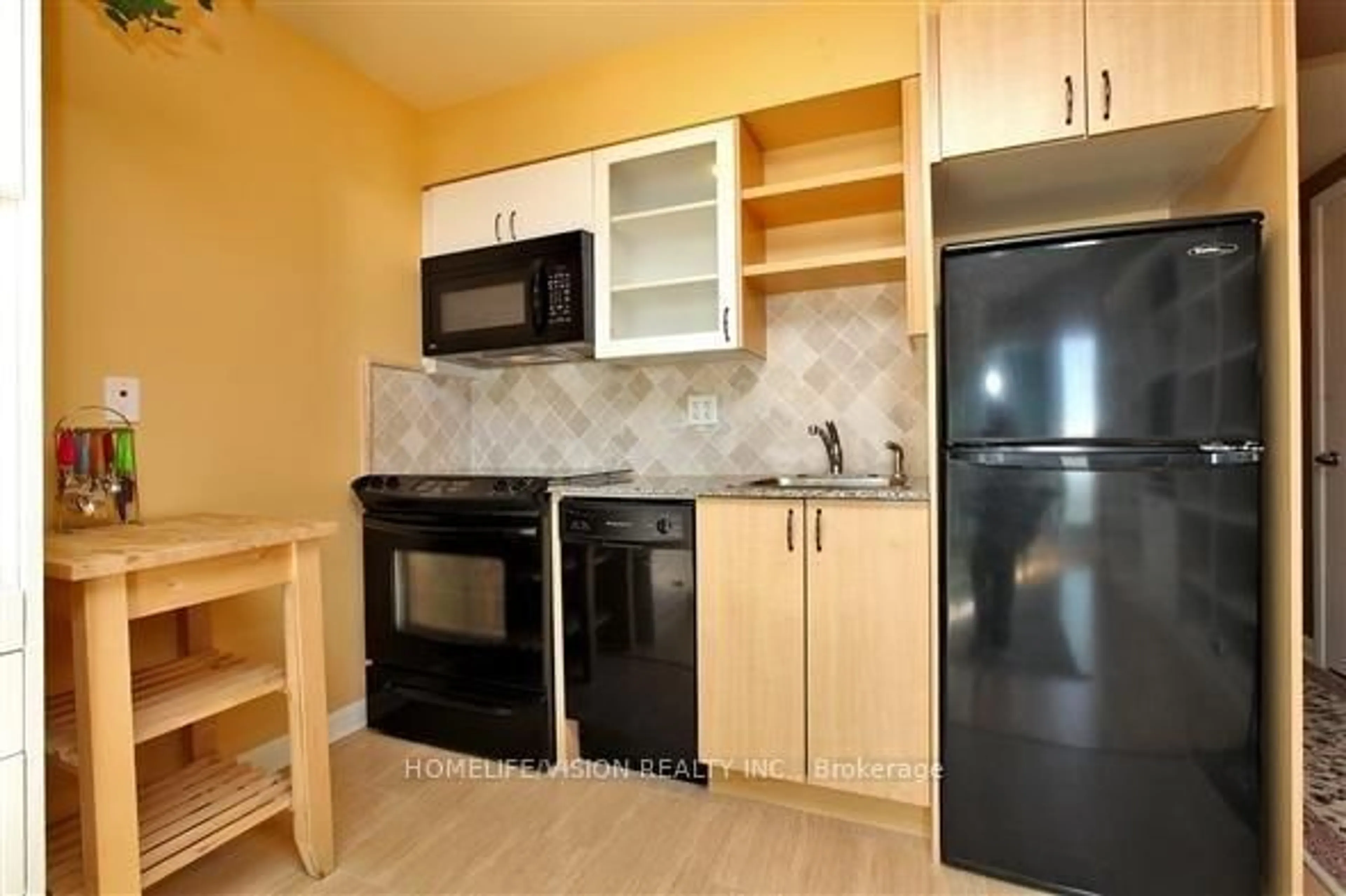 Standard kitchen, ceramic/tile floor for 600 Fleet St #2509, Toronto Ontario M5V 1B7