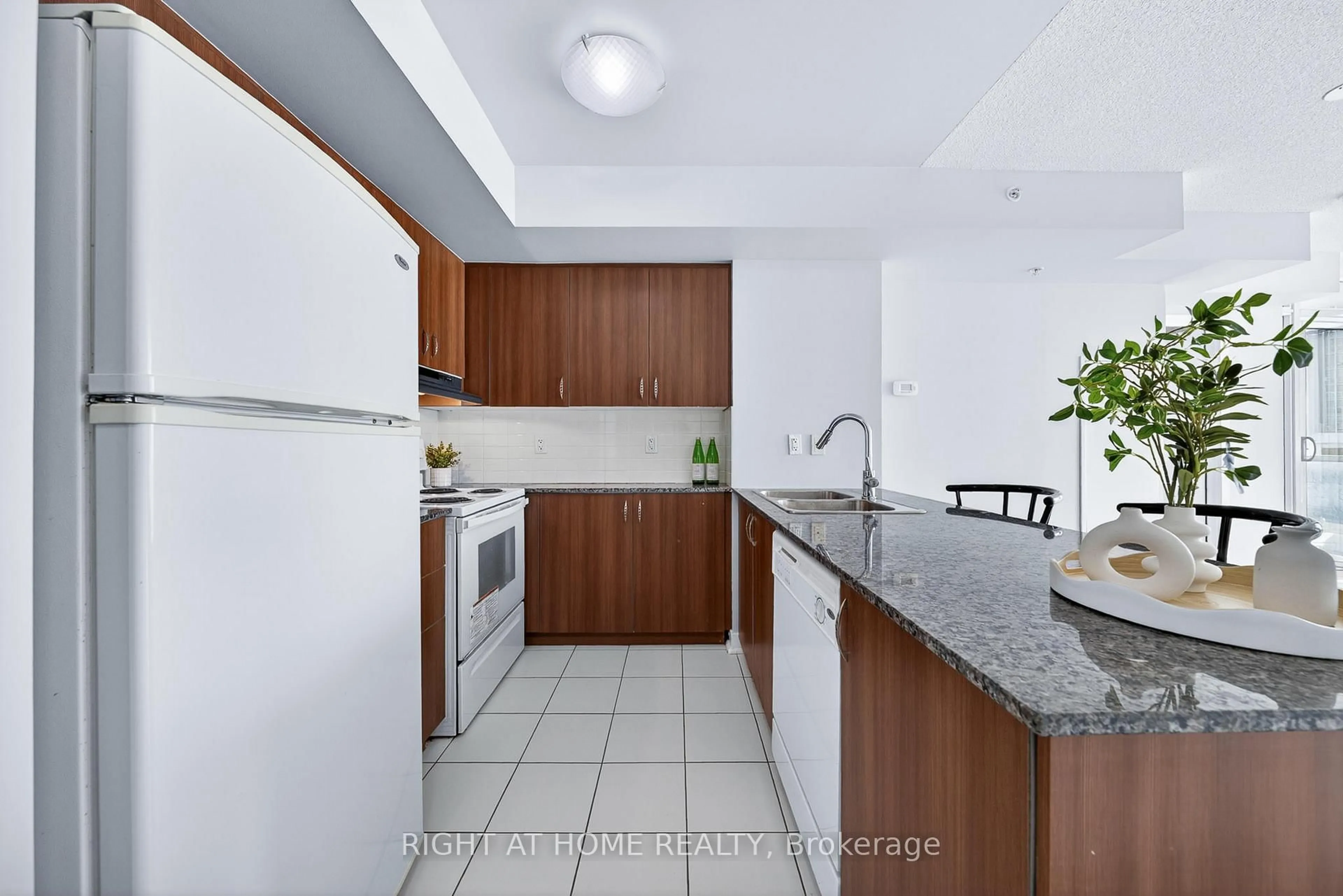 Standard kitchen, ceramic/tile floor for 5740 Yonge St #1307, Toronto Ontario M2M 3T3