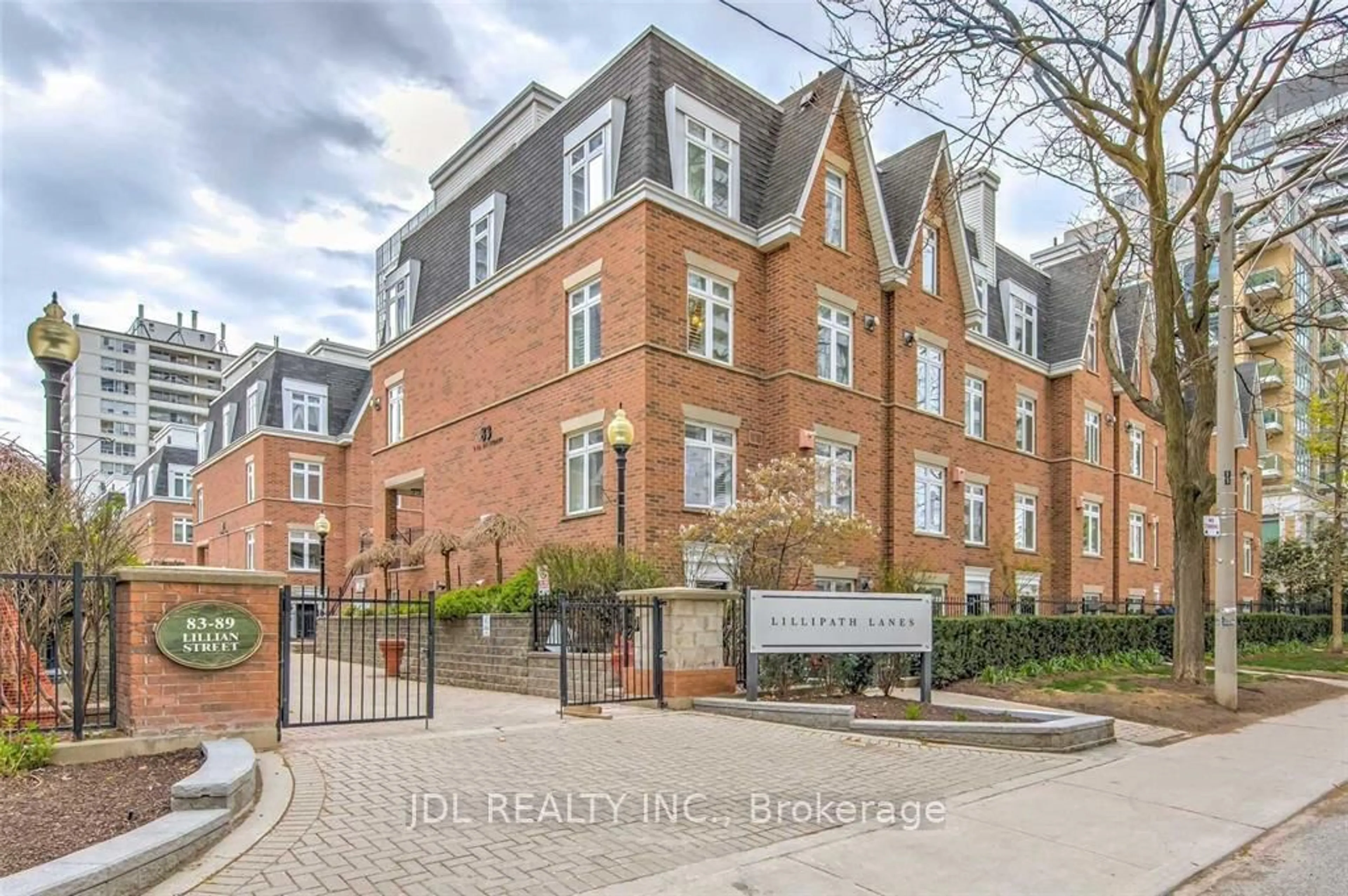 Home with brick exterior material, building for 87 Lillian St #5, Toronto Ontario M4S 2H7