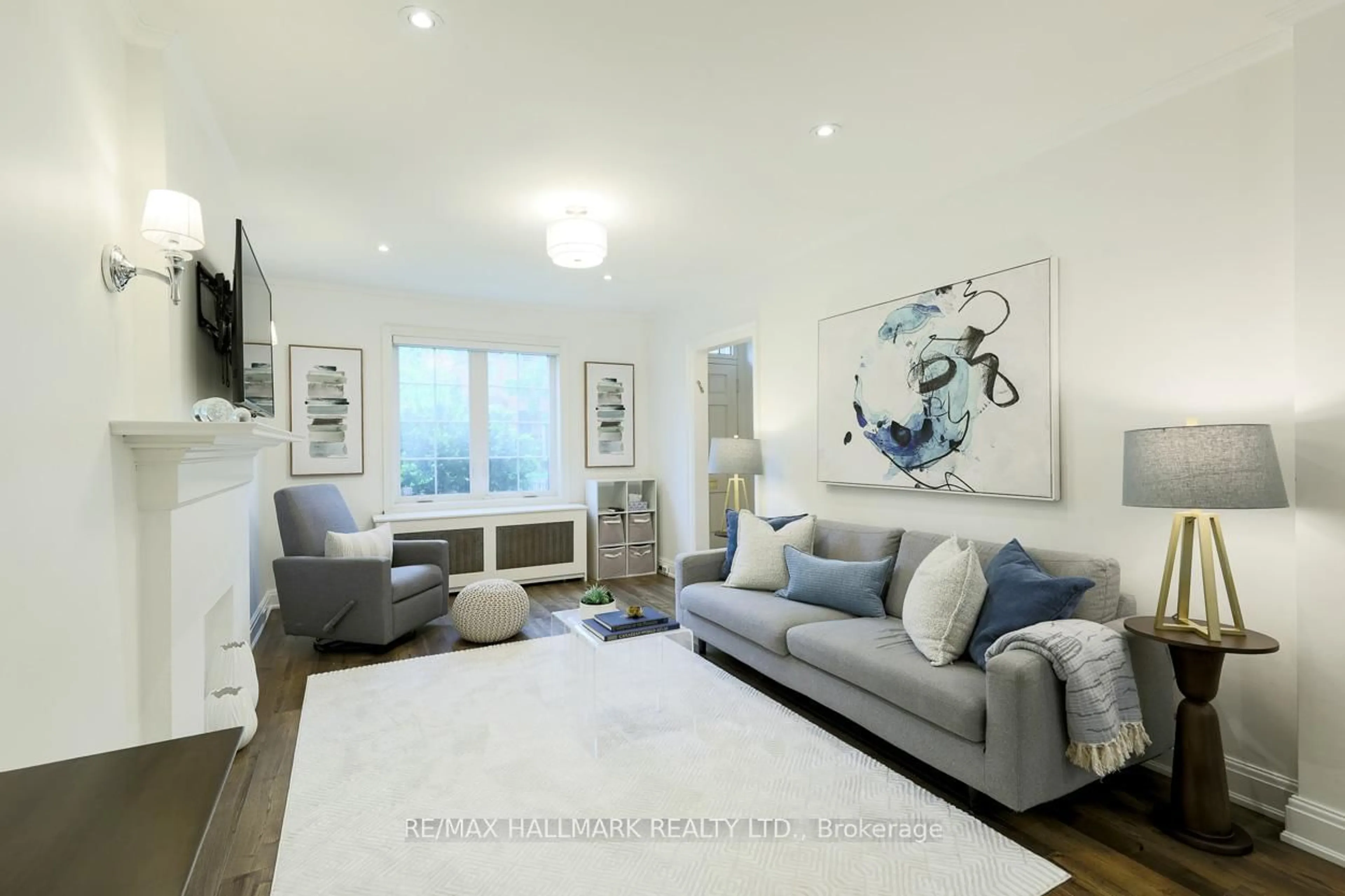 Living room with furniture, unknown for 346 Roselawn Ave, Toronto Ontario M4R 1G1