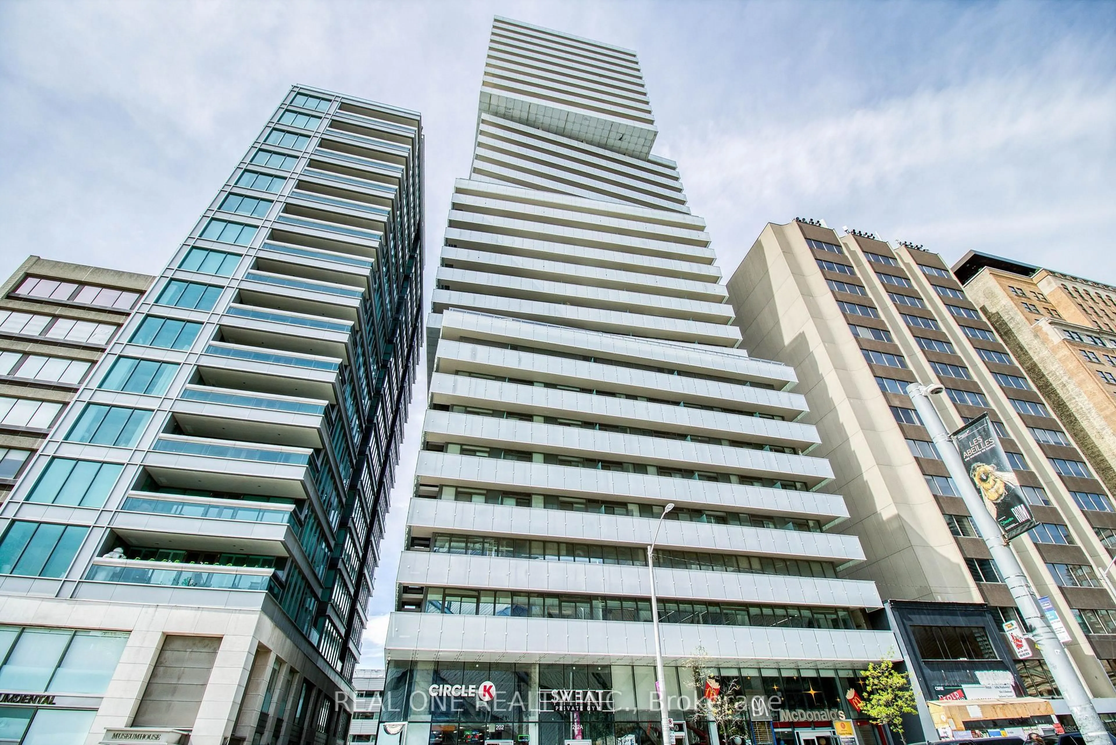 Indoor foyer for 200 Bloor St #3104, Toronto Ontario M5S 1T8