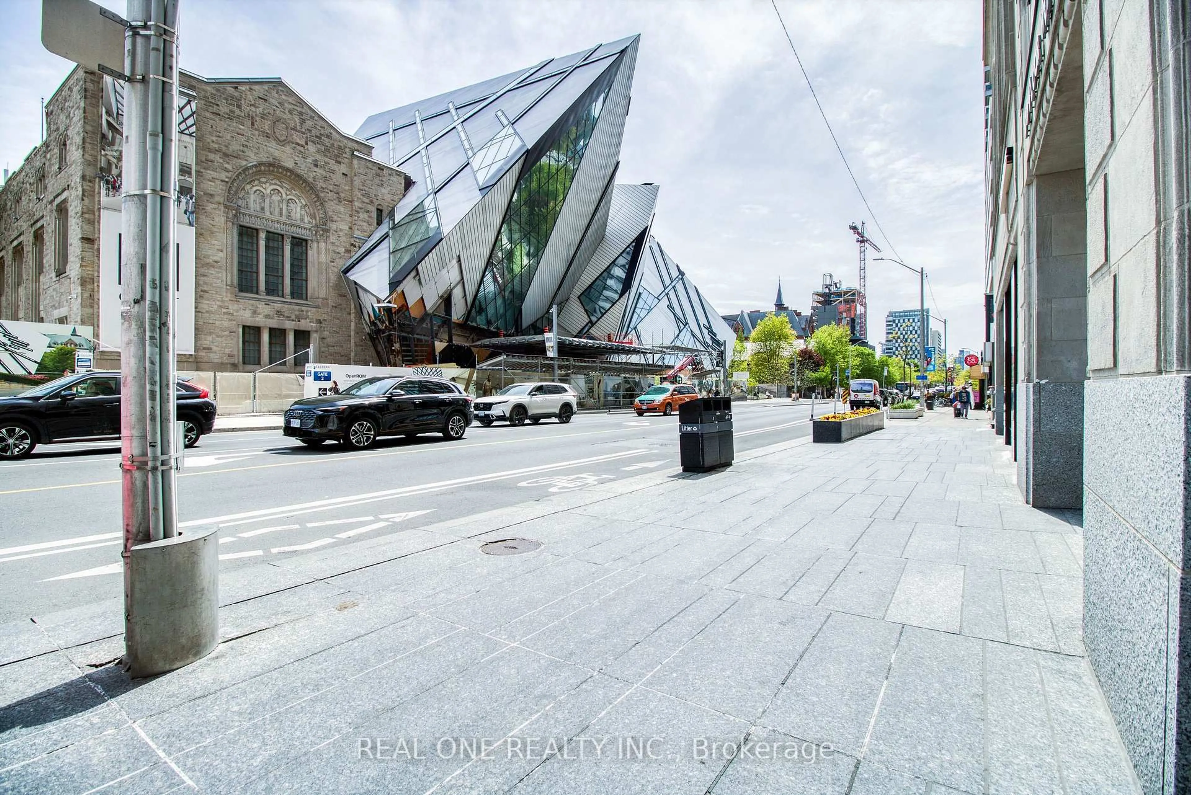 Patio, street for 200 Bloor St #3104, Toronto Ontario M5S 1T8