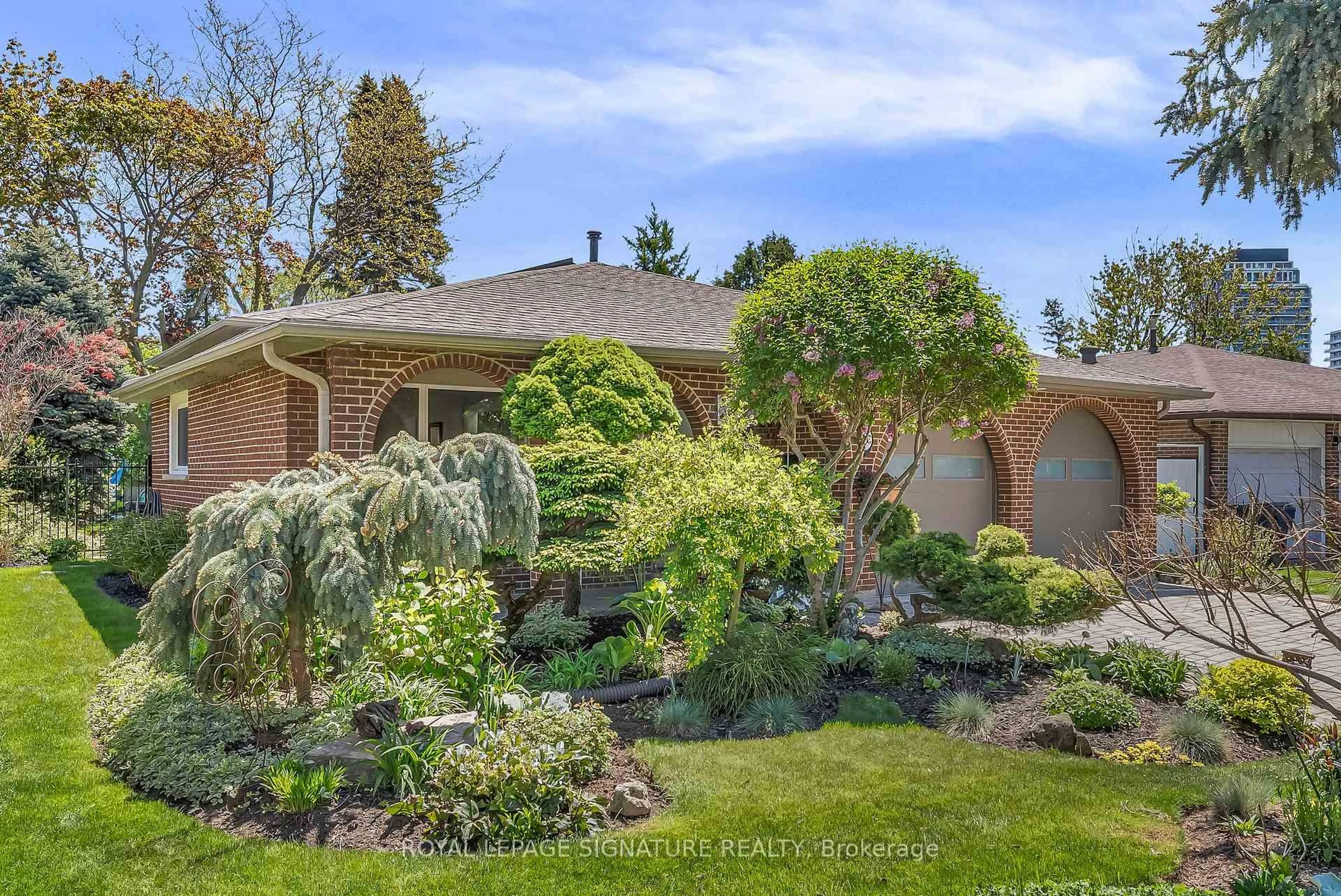 A pic from outside/outdoor area/front of a property/back of a property/a pic from drone, water/lake/river/ocean view for 14 Squirewood Rd, Toronto Ontario M2J 4T3
