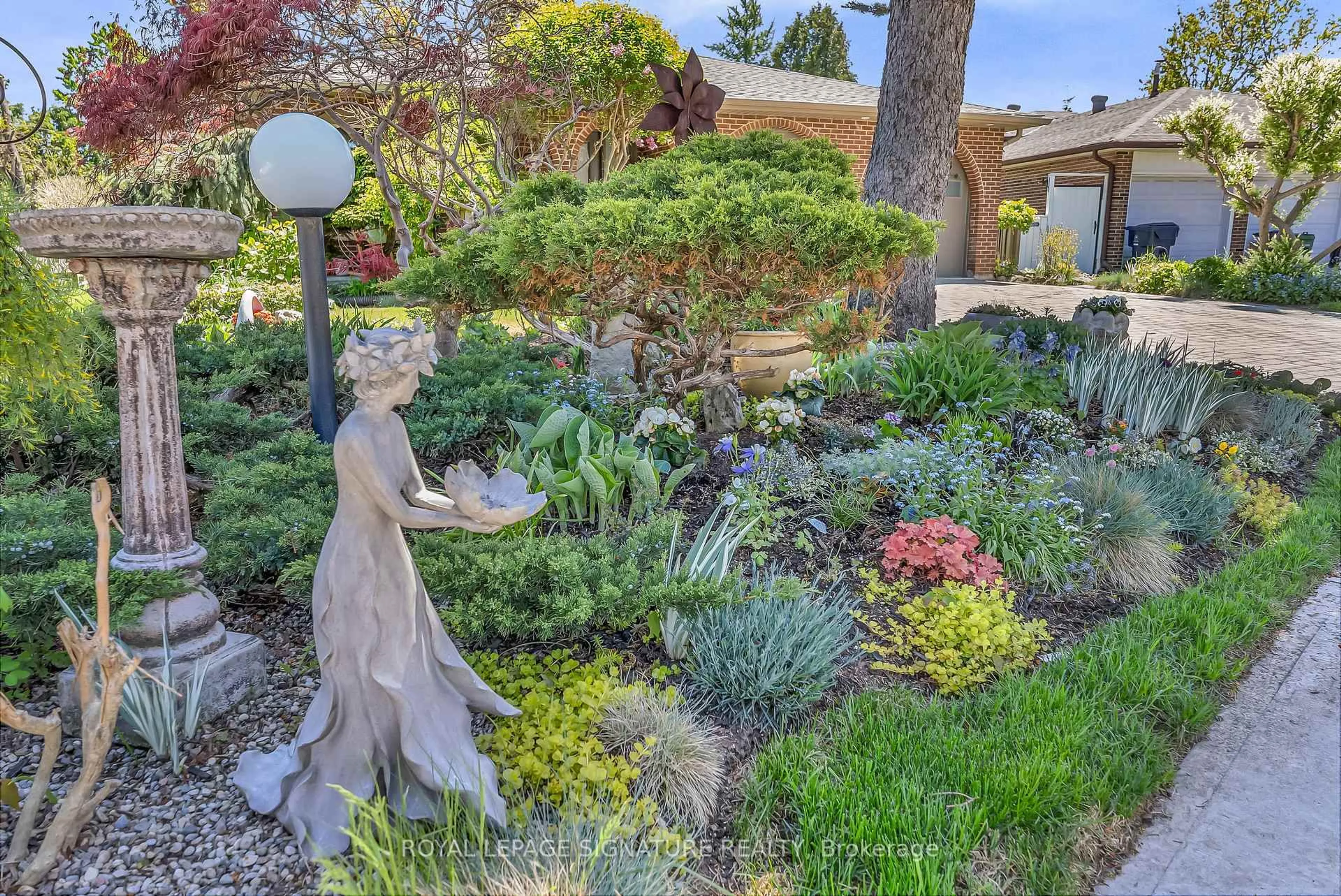 Patio, street for 14 Squirewood Rd, Toronto Ontario M2J 4T3