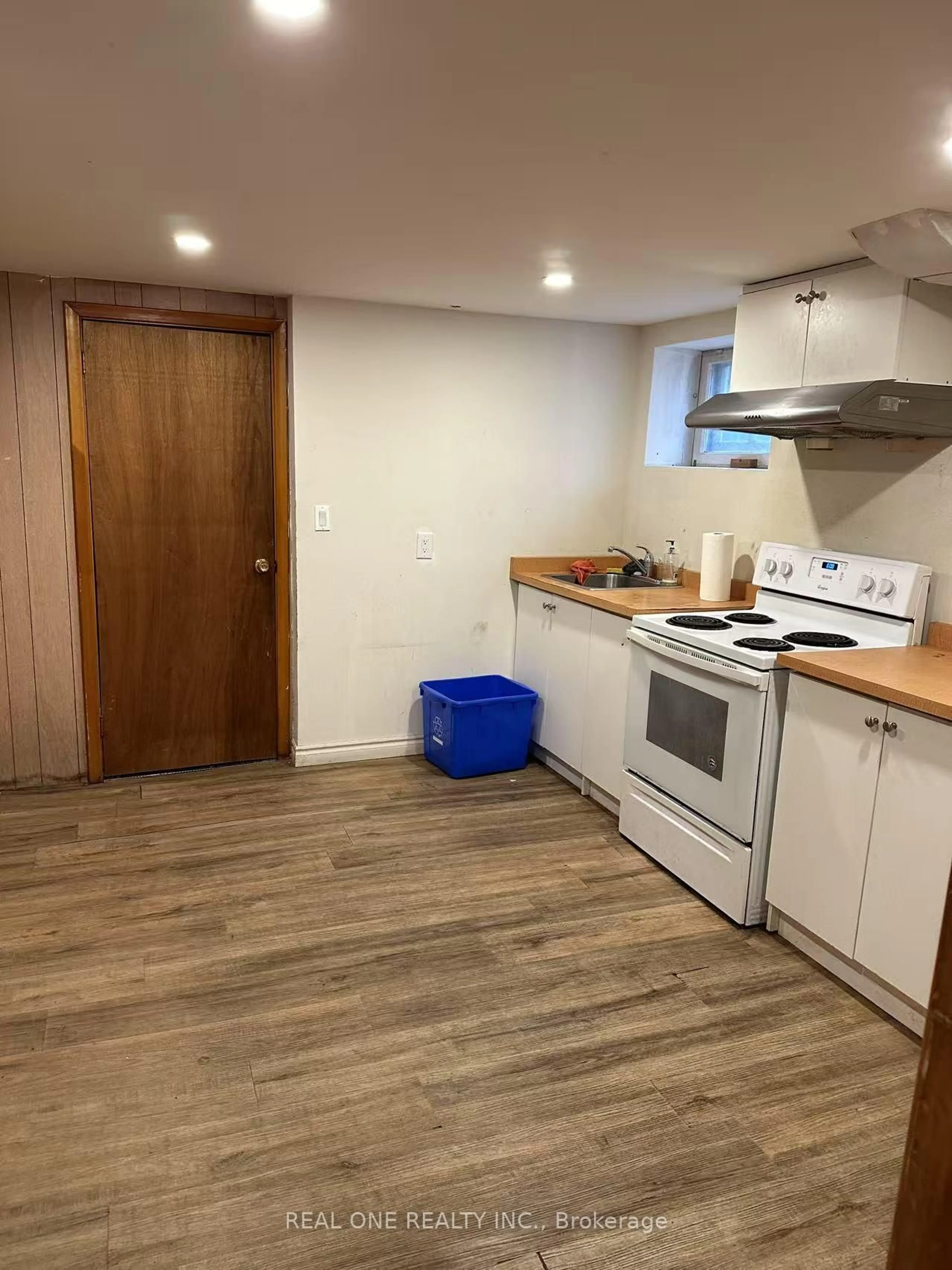 Standard kitchen, wood/laminate floor for 22 Pleasant View Dr, Toronto Ontario M2J 3P5