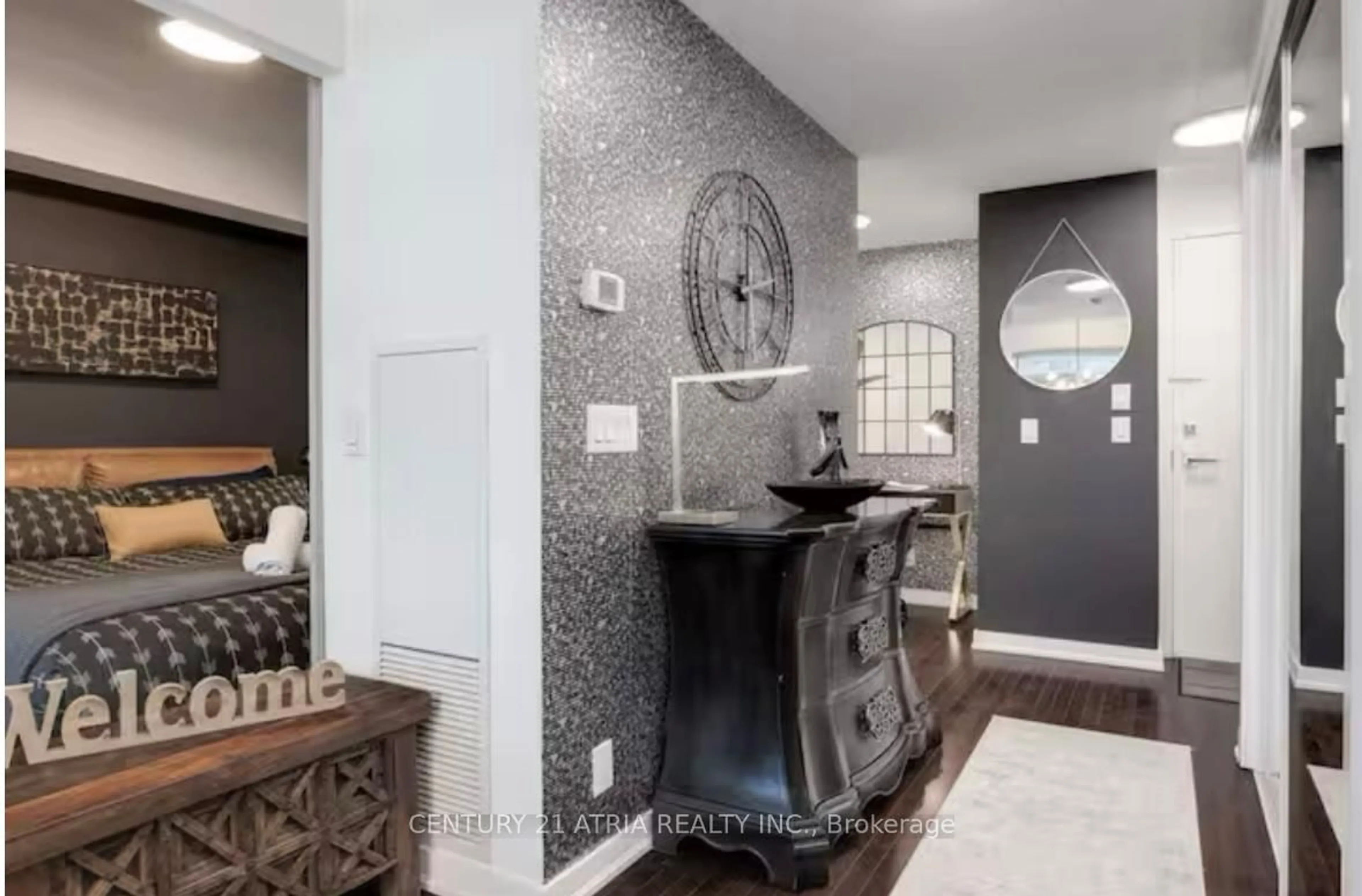 Indoor entryway for 14 York St #512, Toronto Ontario M5J 0B1