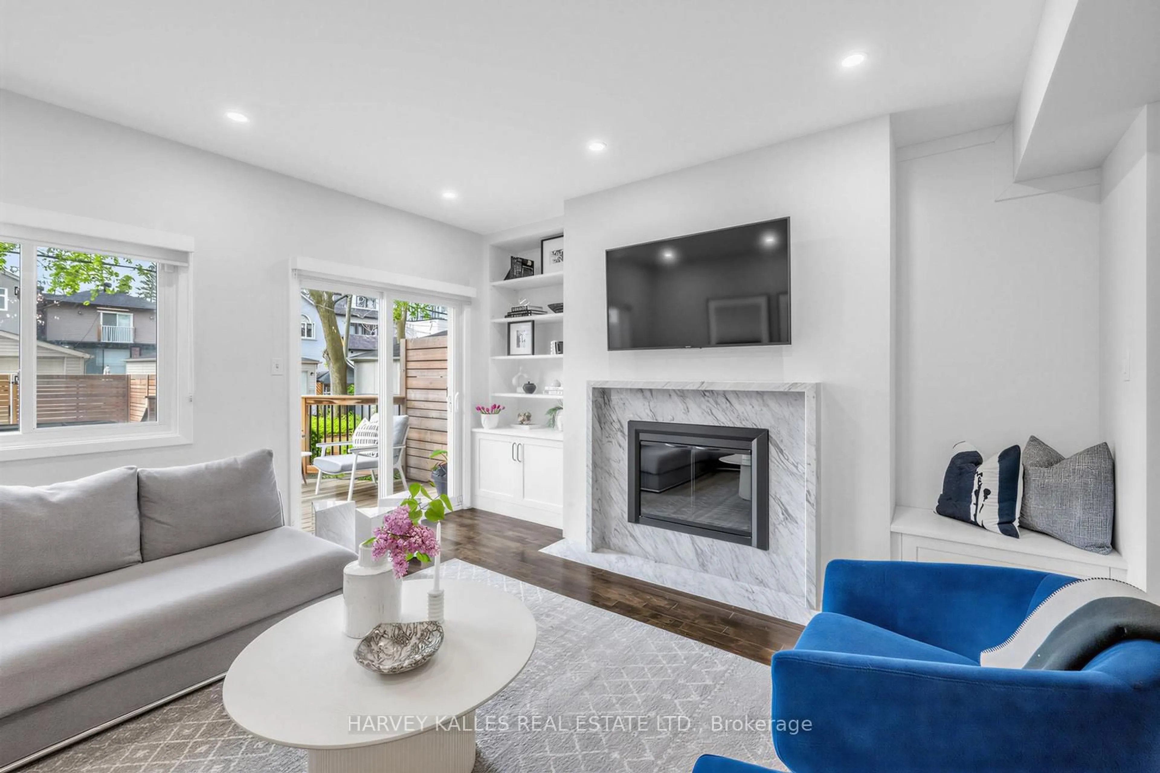 Living room with furniture, unknown for 136 Bedford Park Ave, Toronto Ontario M5M 1J1
