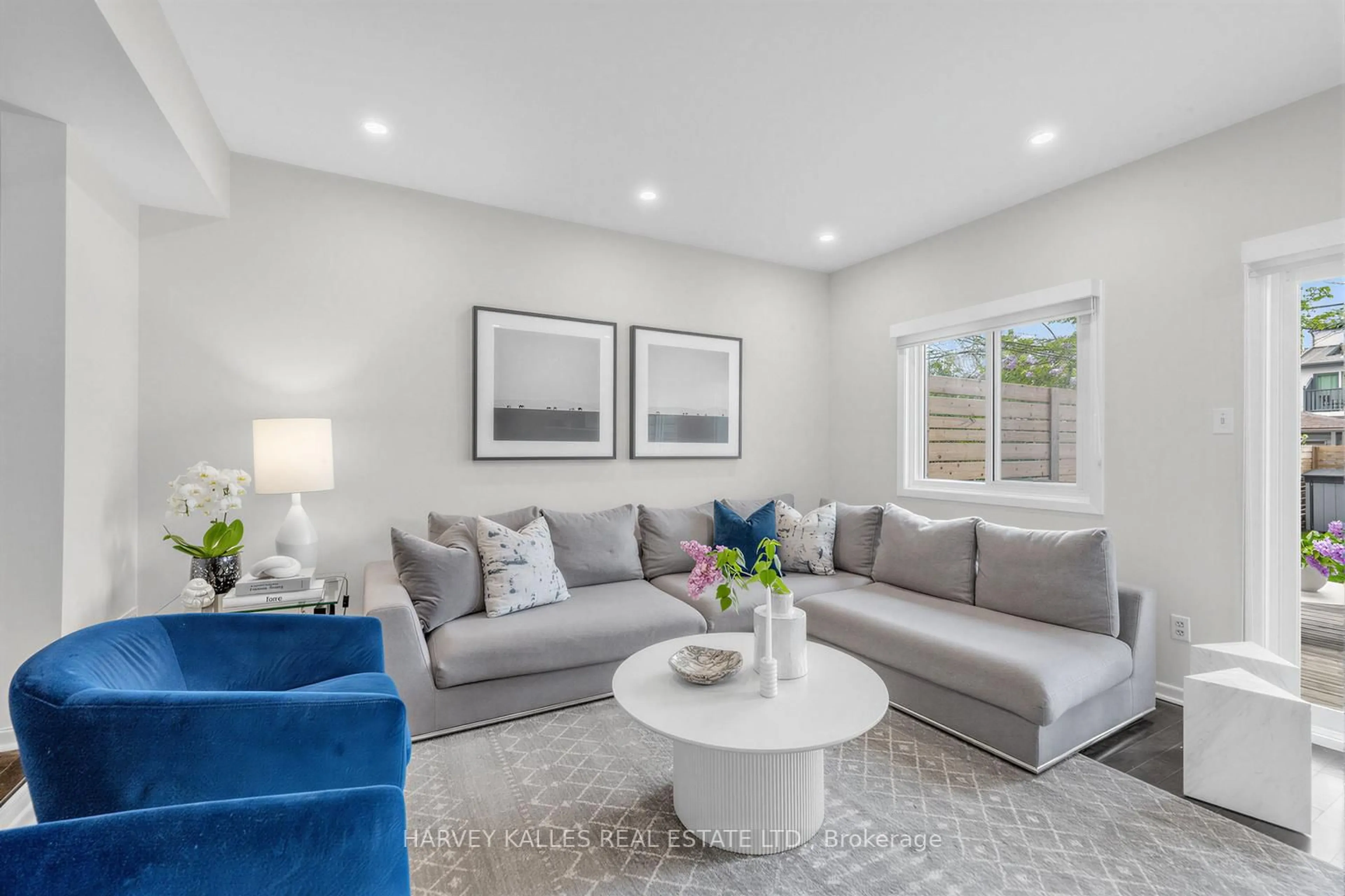 Living room with furniture, unknown for 136 Bedford Park Ave, Toronto Ontario M5M 1J1