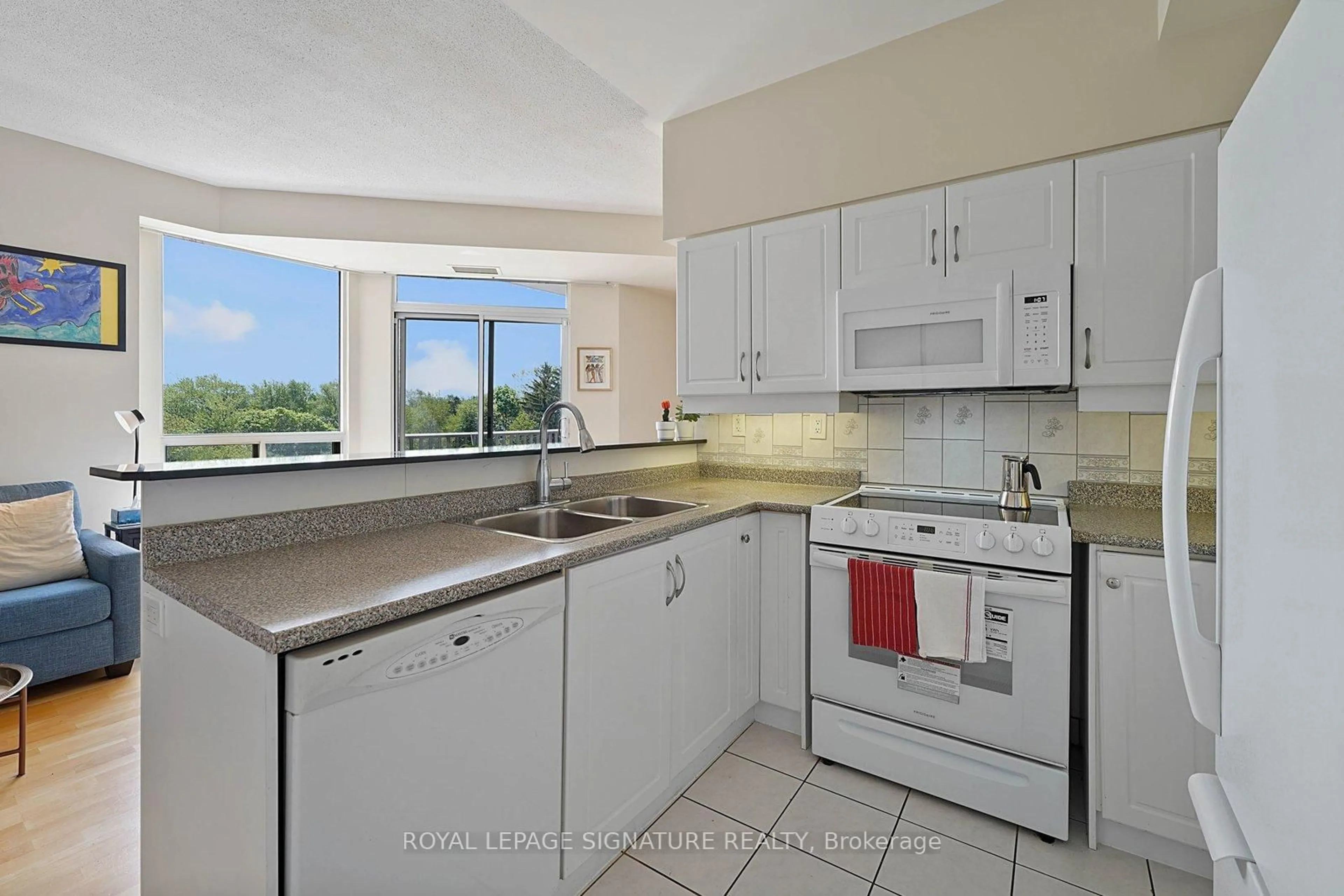 Standard kitchen, ceramic/tile floor for 4200 Bathurst St #514, Toronto Ontario M3H 6C7
