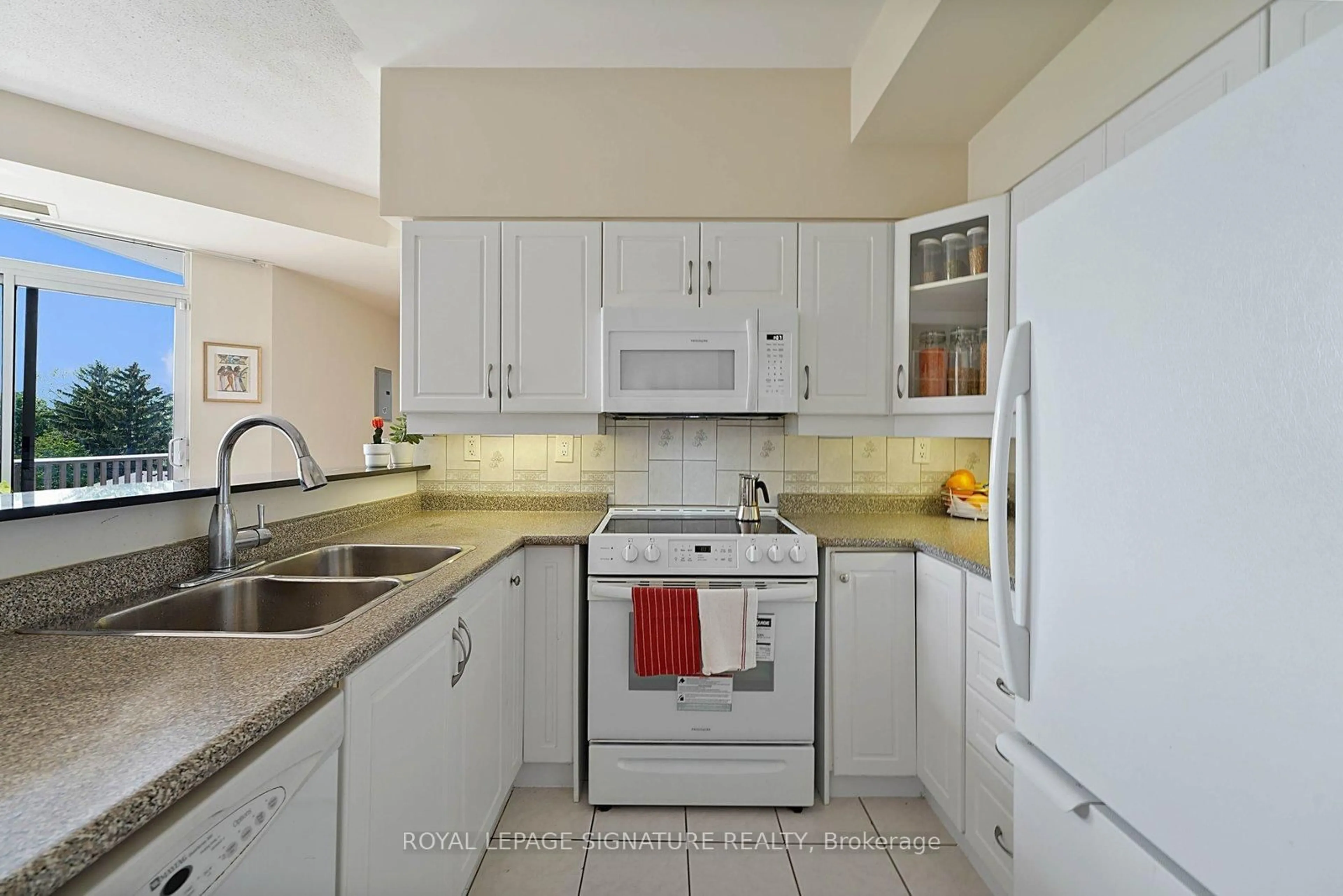 Standard kitchen, ceramic/tile floor for 4200 Bathurst St #514, Toronto Ontario M3H 6C7