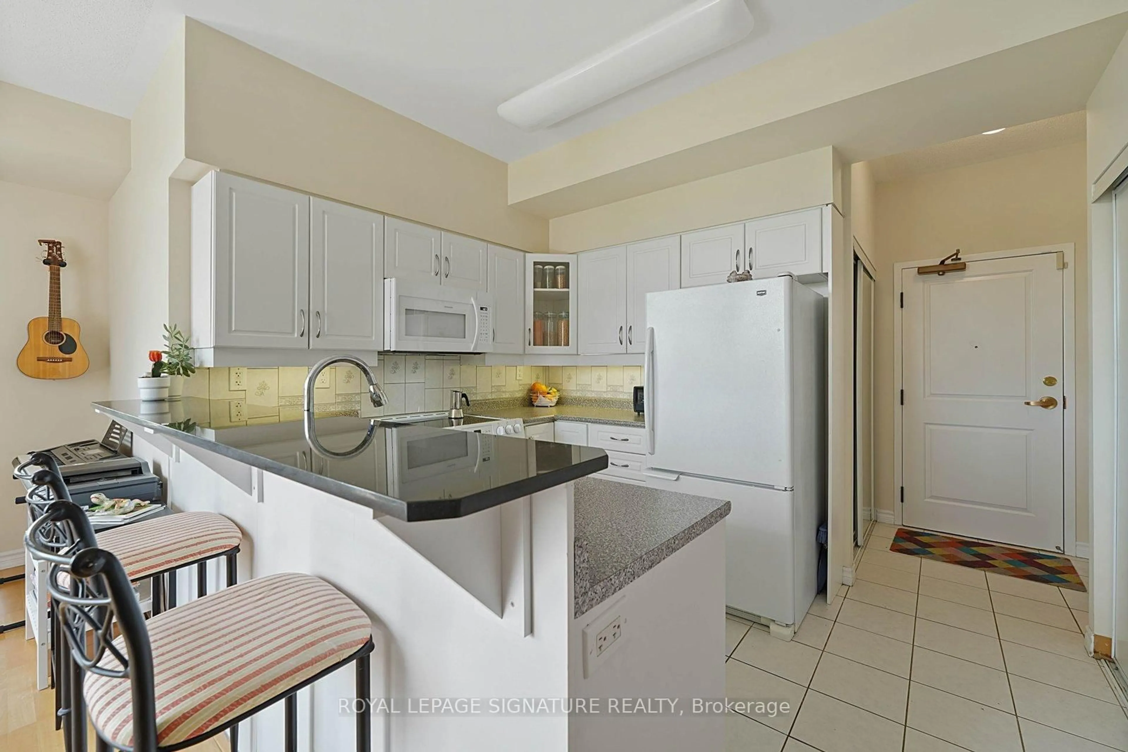 Standard kitchen, ceramic/tile floor for 4200 Bathurst St #514, Toronto Ontario M3H 6C7