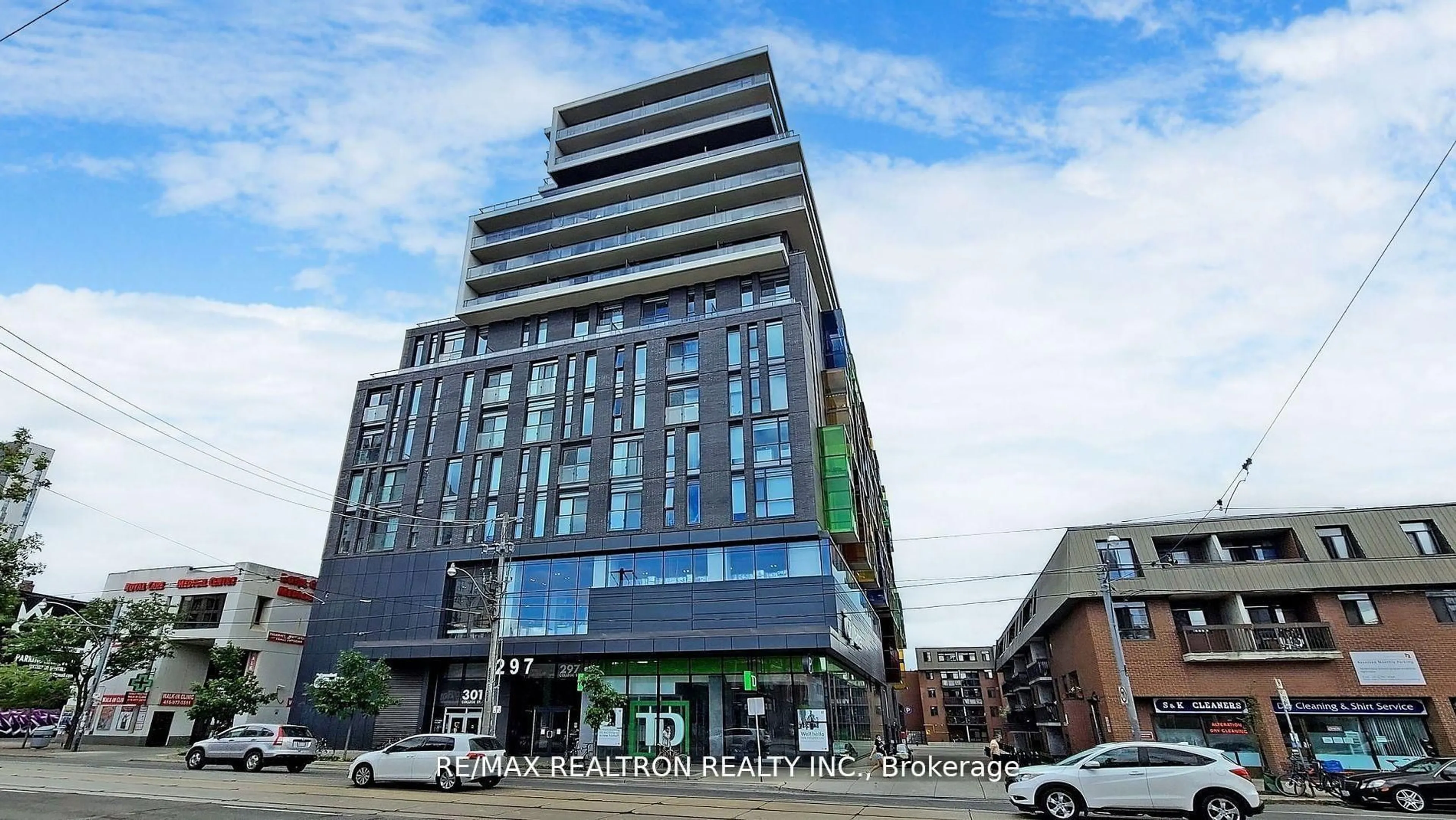 Indoor foyer for 297 College St #917, Toronto Ontario M5T 1S2