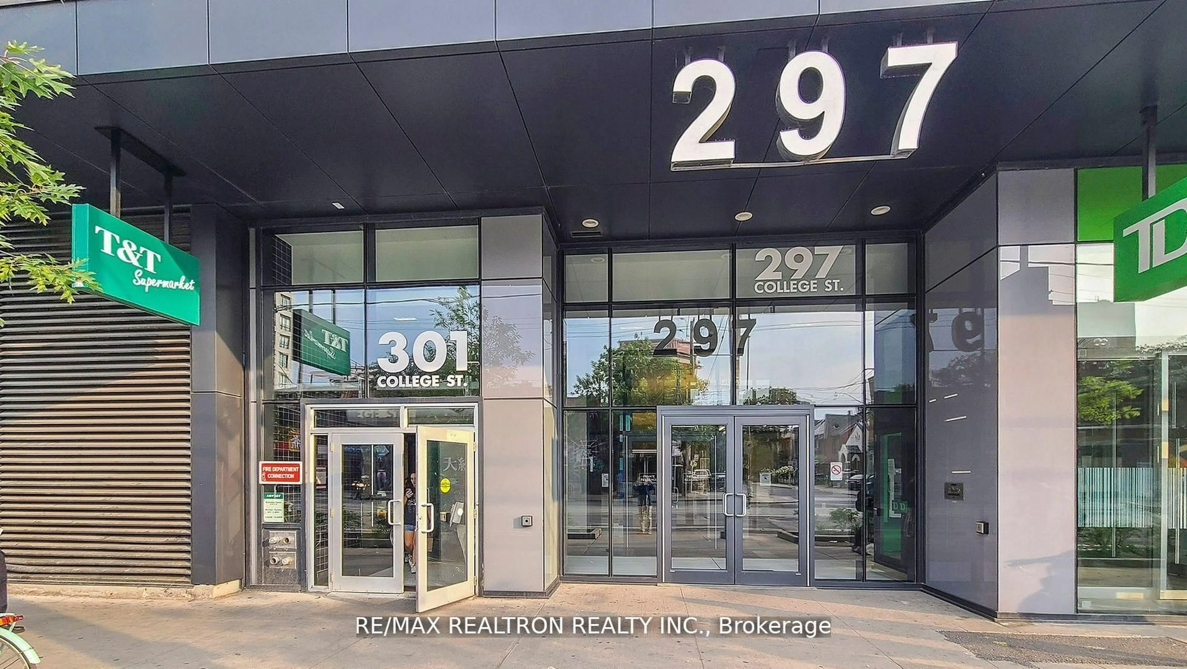 Indoor foyer for 297 College St #917, Toronto Ontario M5T 1S2
