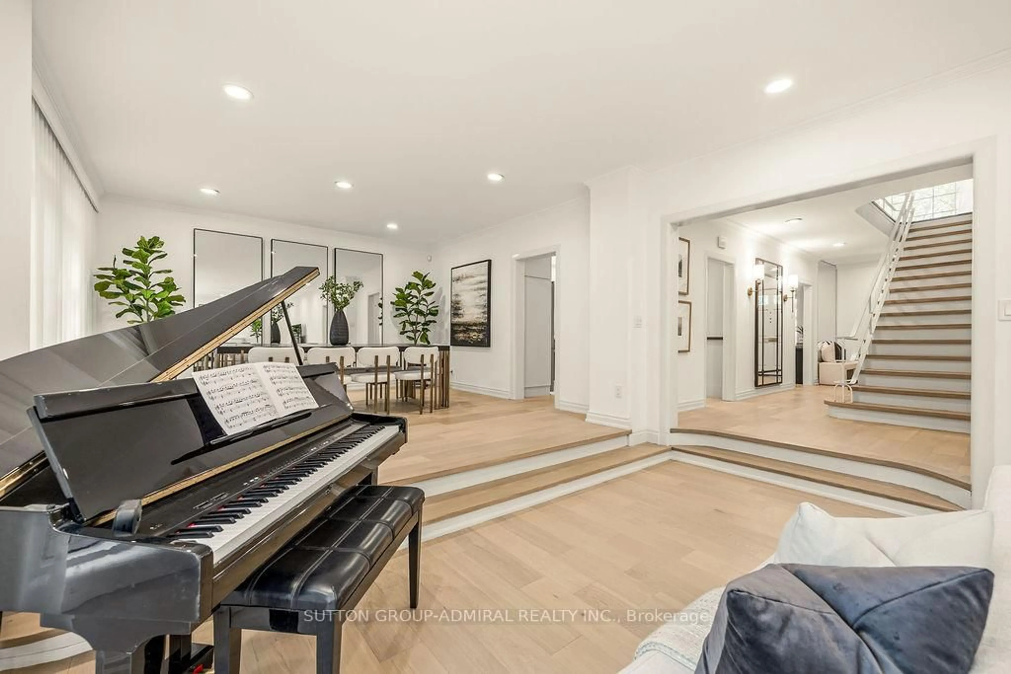 Indoor foyer for 254 Forest Hill Rd, Toronto Ontario M5P 2N5