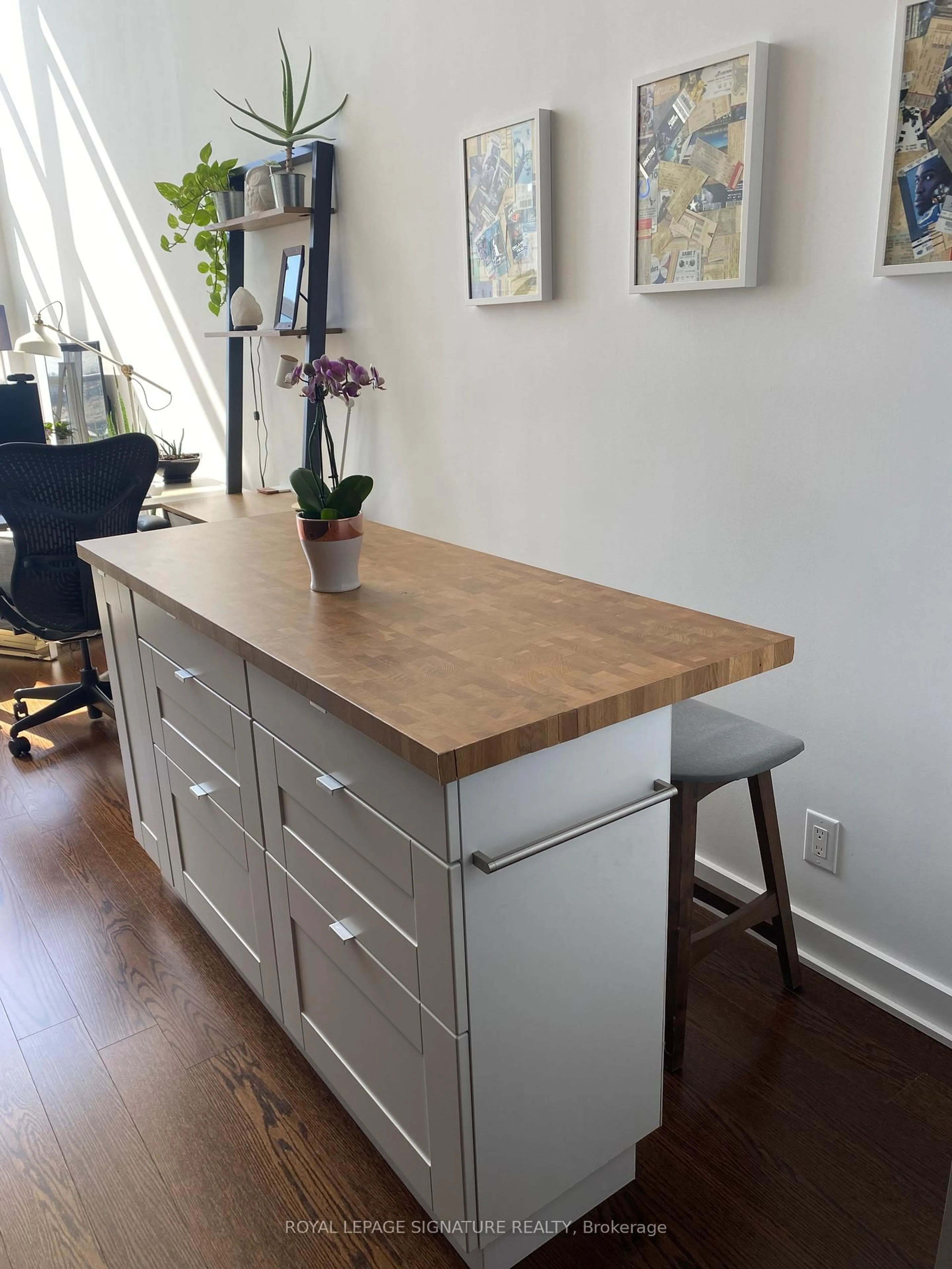 Contemporary kitchen, wood/laminate floor for 5 Hanna Ave #705, Toronto Ontario M6K 0B3