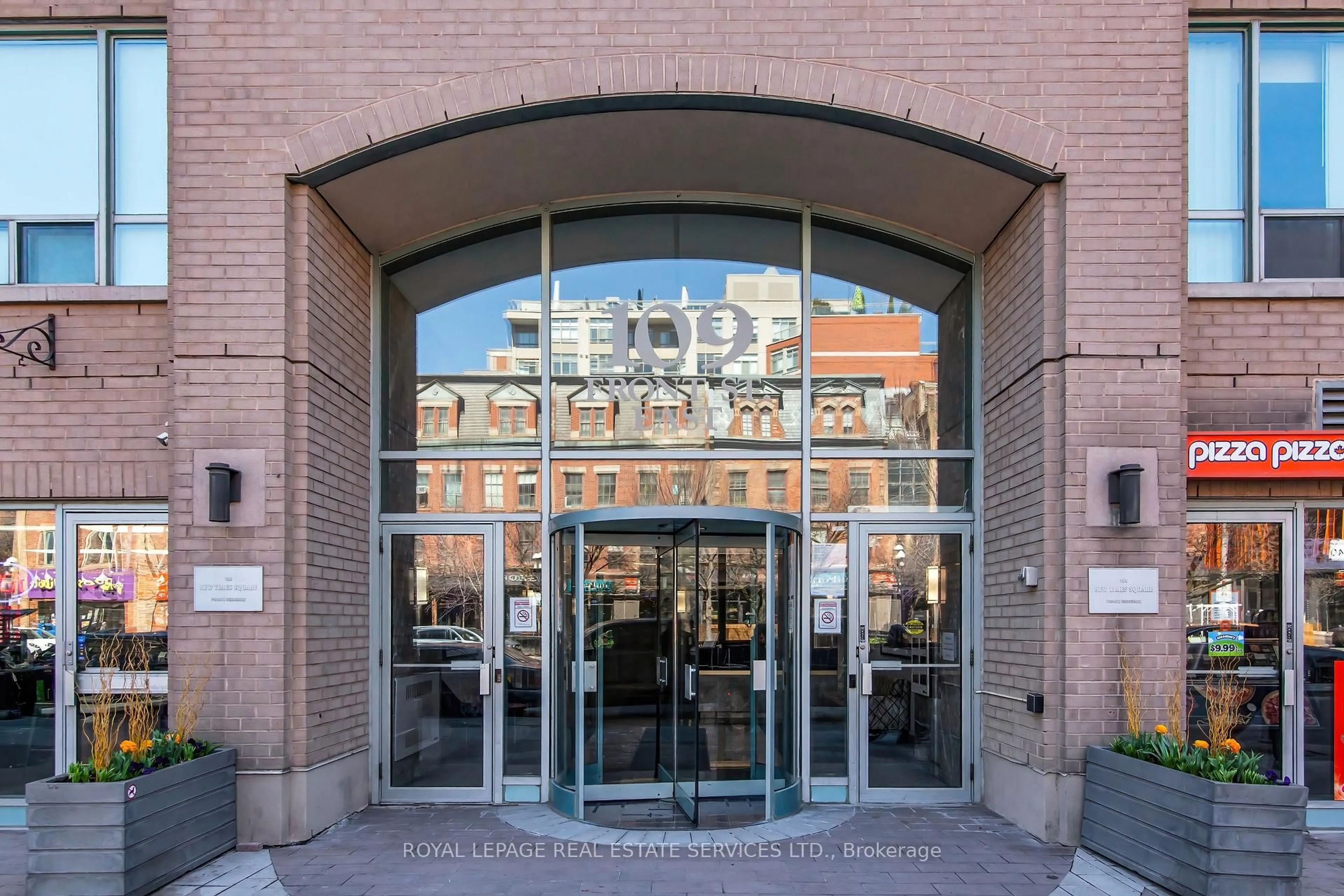 Indoor foyer for 109 Front St #704, Toronto Ontario M5A 4P7