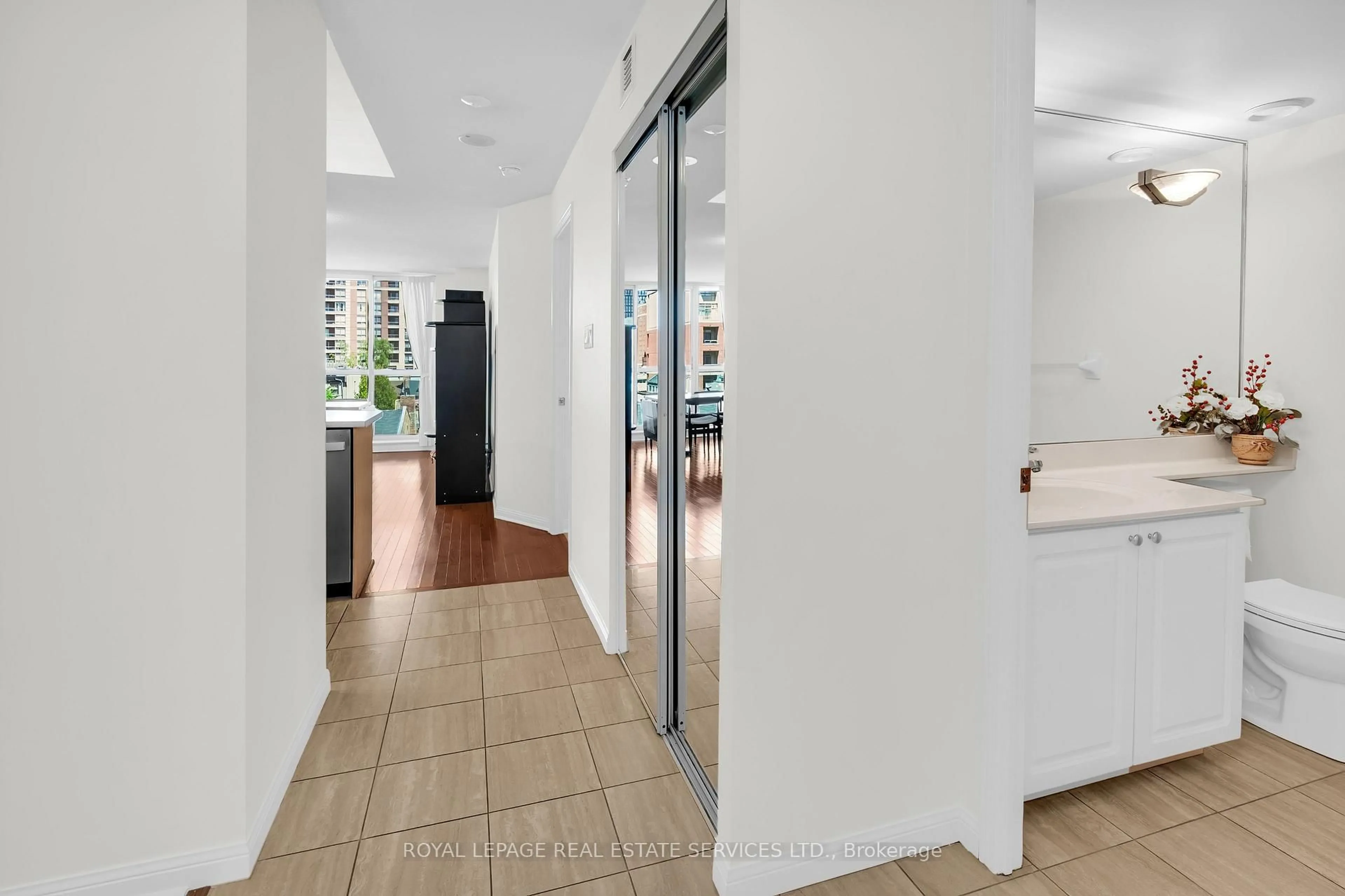 Indoor foyer for 109 Front St #704, Toronto Ontario M5A 4P7