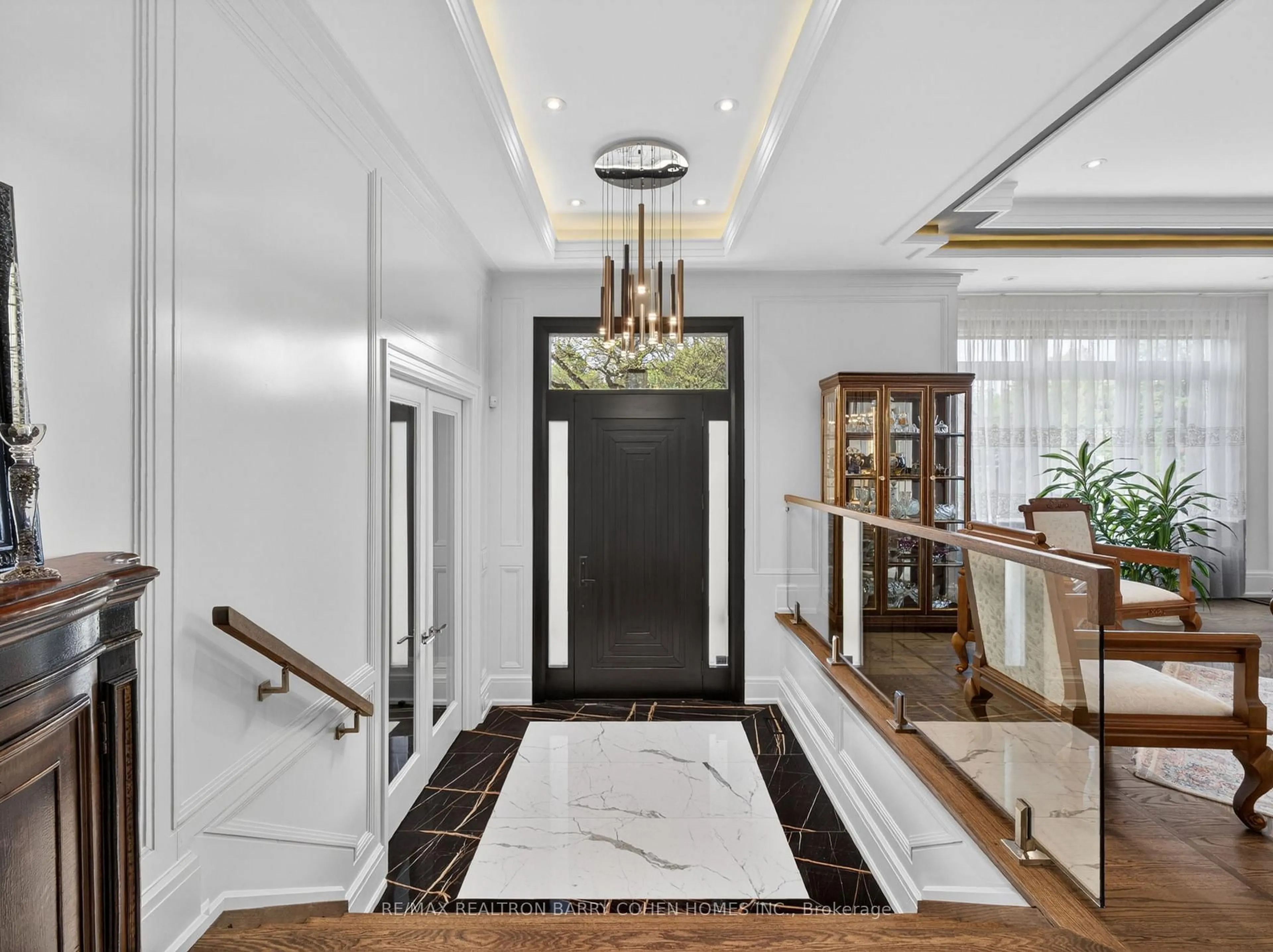 Indoor foyer for 205 Northwood Dr, Toronto Ontario M2M 2K5