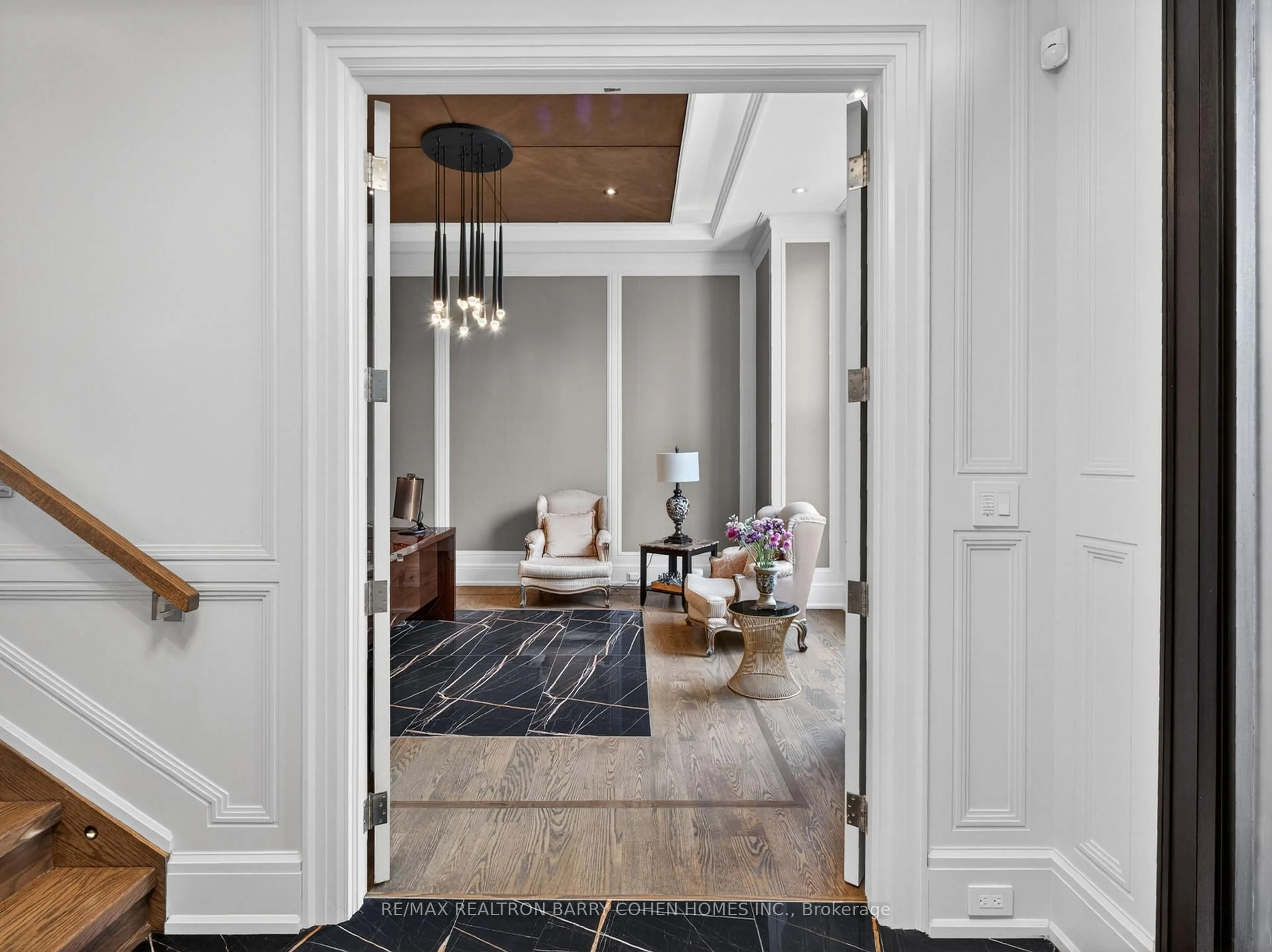 Indoor entryway for 205 Northwood Dr, Toronto Ontario M2M 2K5