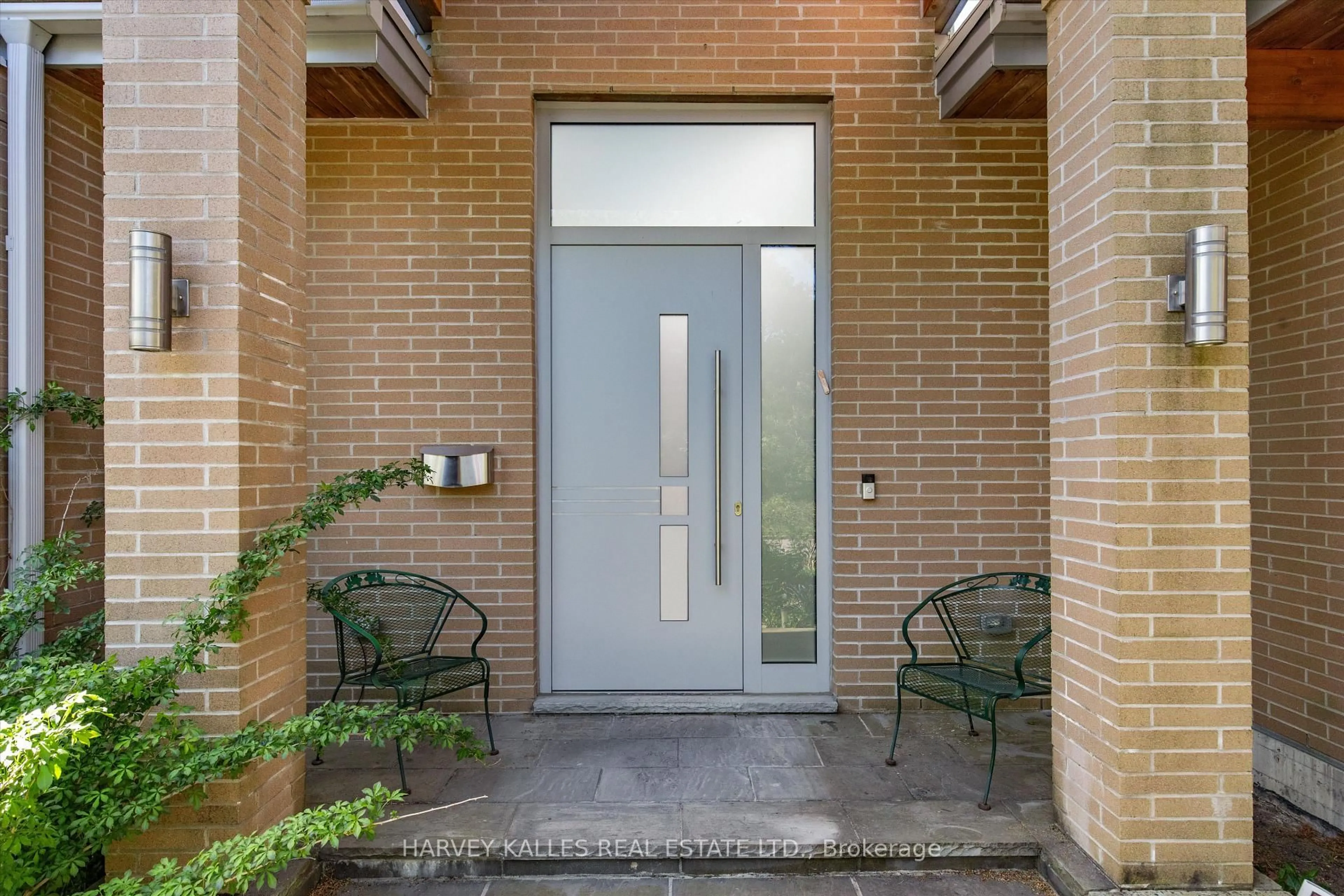 Indoor entryway for 51 Hi Mount Dr, Toronto Ontario M2K 1X3