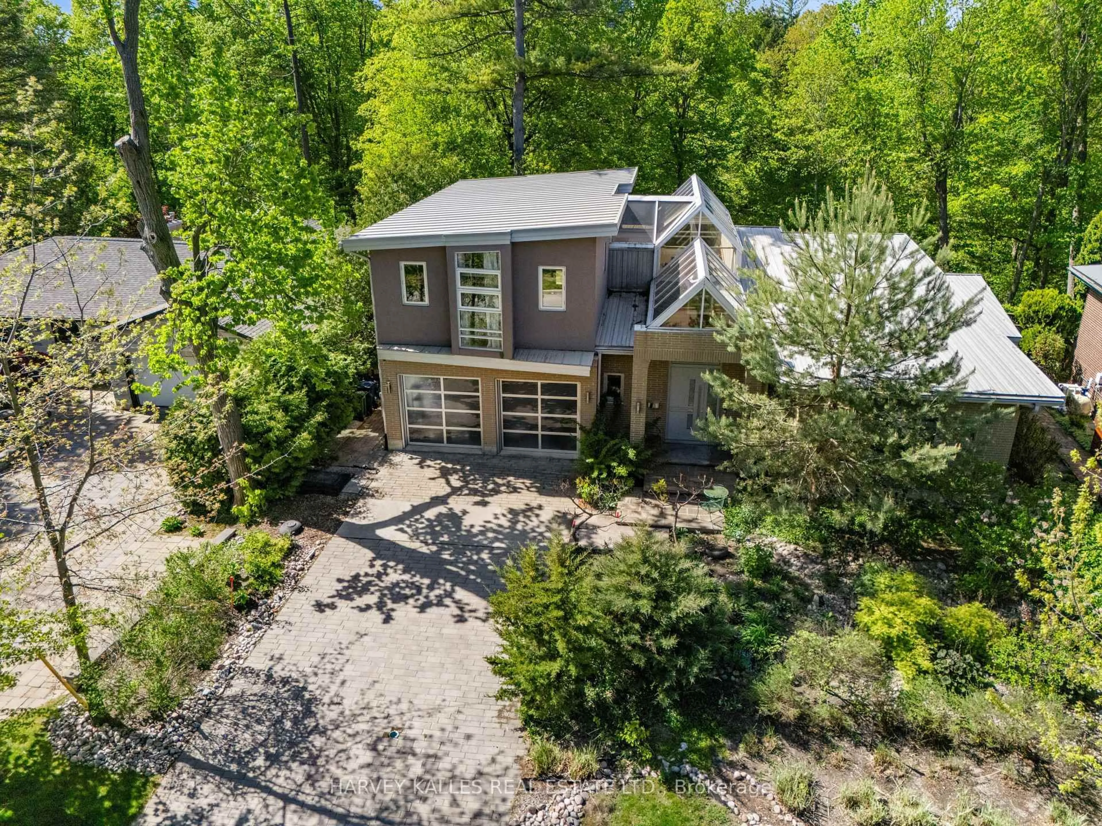 A pic from outside/outdoor area/front of a property/back of a property/a pic from drone, street for 51 Hi Mount Dr, Toronto Ontario M2K 1X3