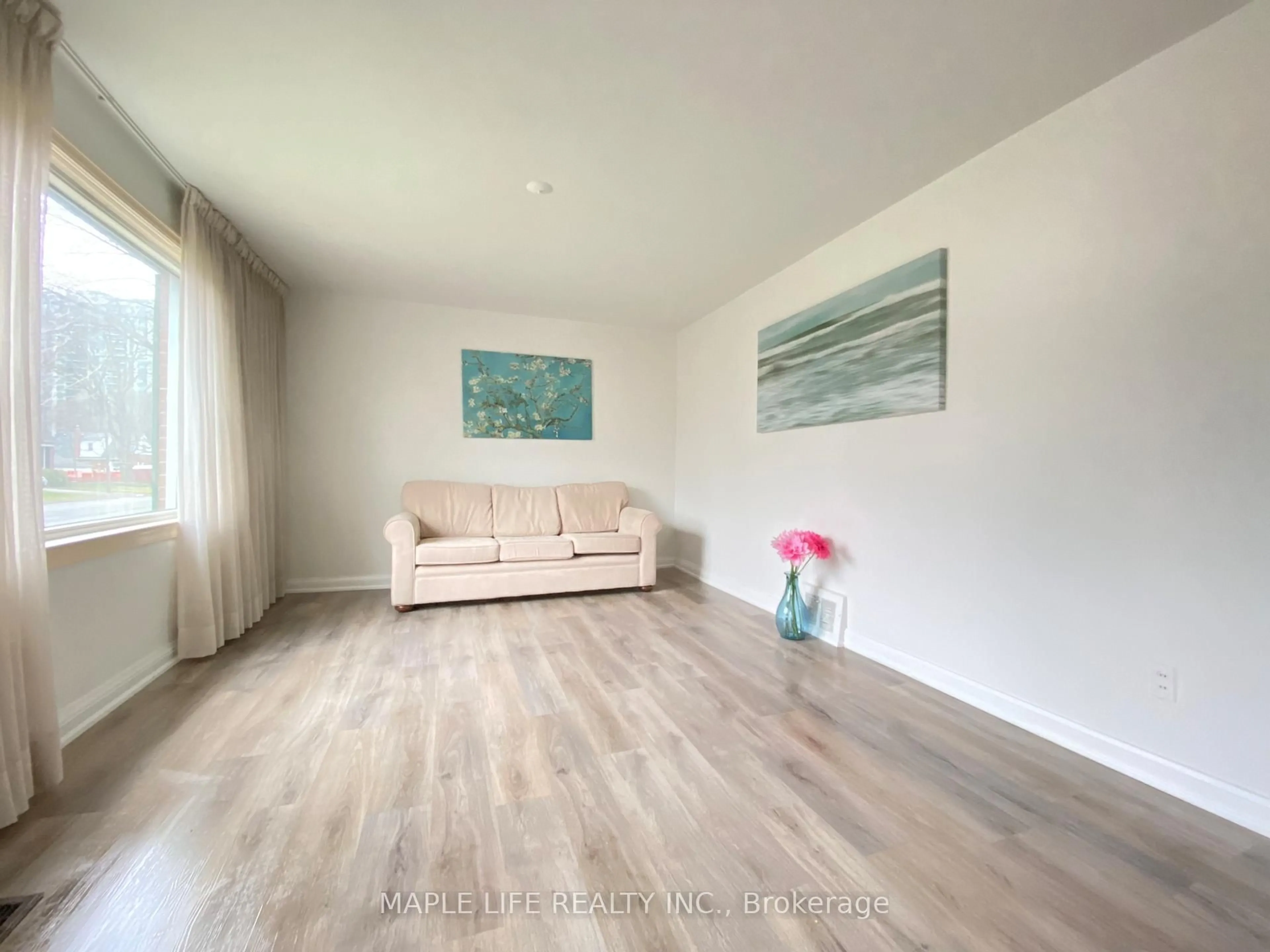 Living room with furniture, wood/laminate floor for 16 Lyndale Dr, Toronto Ontario M2N 2Y1