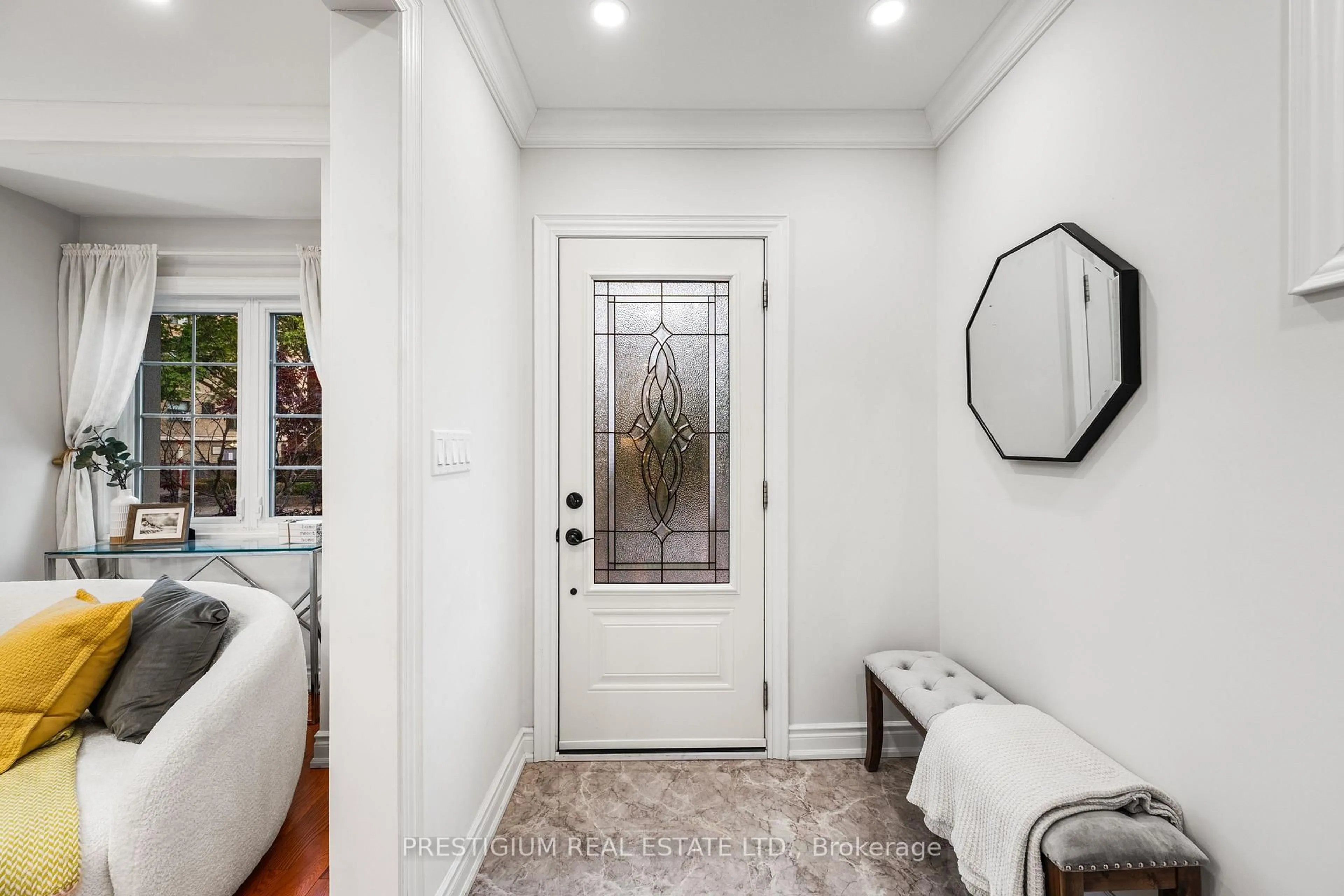 Indoor entryway for 556 Davisville Ave, Toronto Ontario M4S 1J5