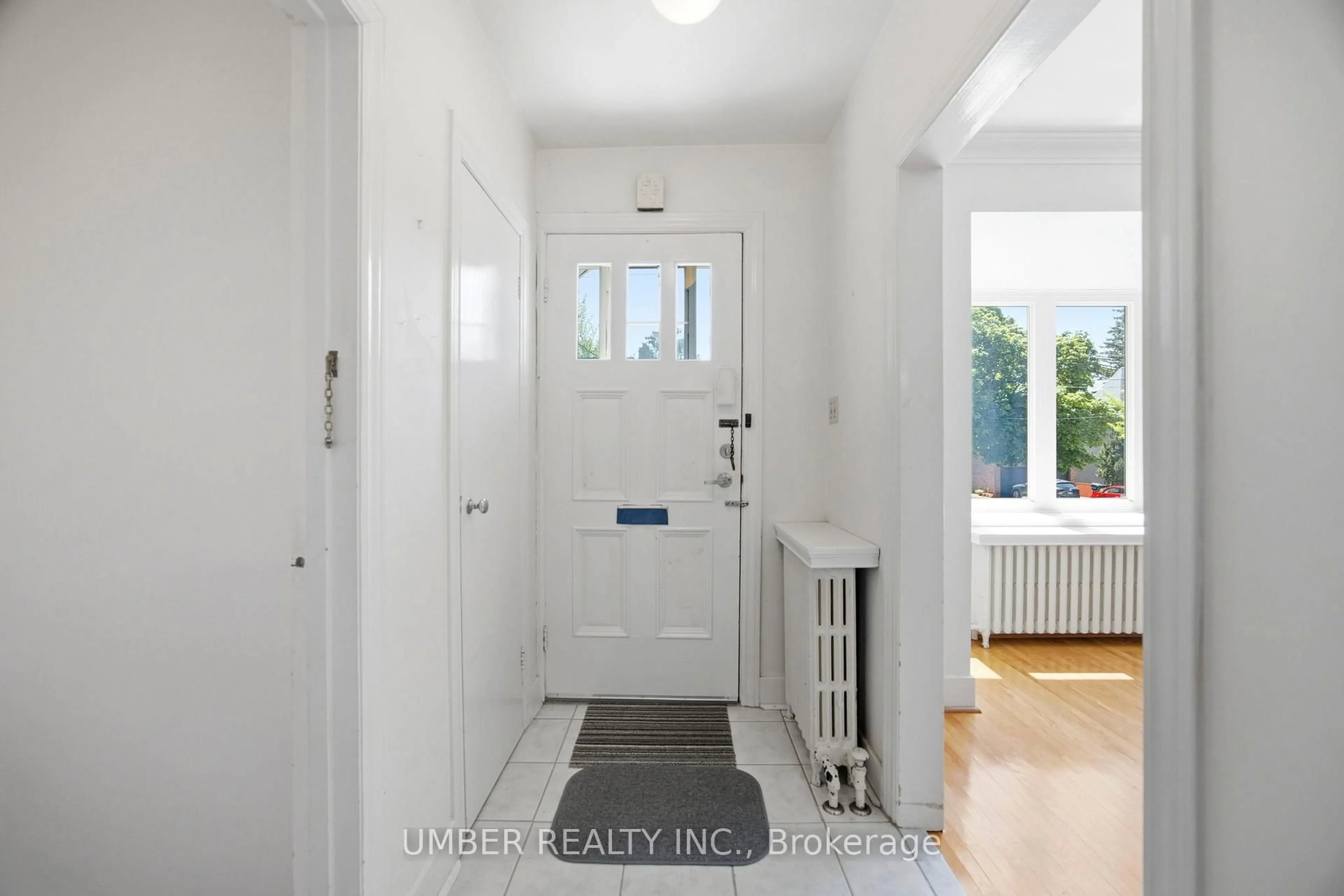 Indoor entryway for 558 Glencairn Ave, Toronto Ontario M6B 1Z4