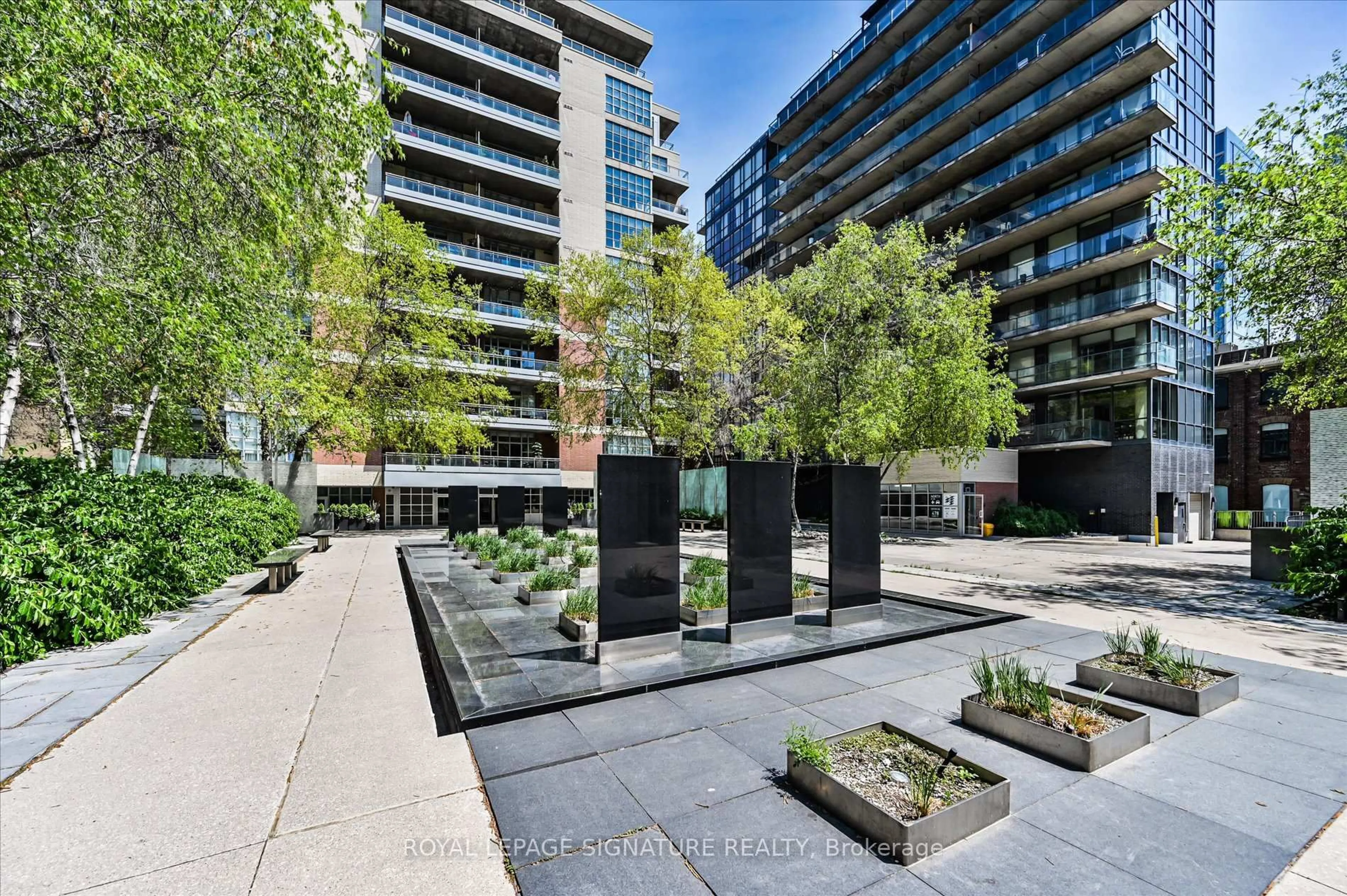 A pic from outside/outdoor area/front of a property/back of a property/a pic from drone, street for 399 Adelaide St #420, Toronto Ontario M5V 1S4