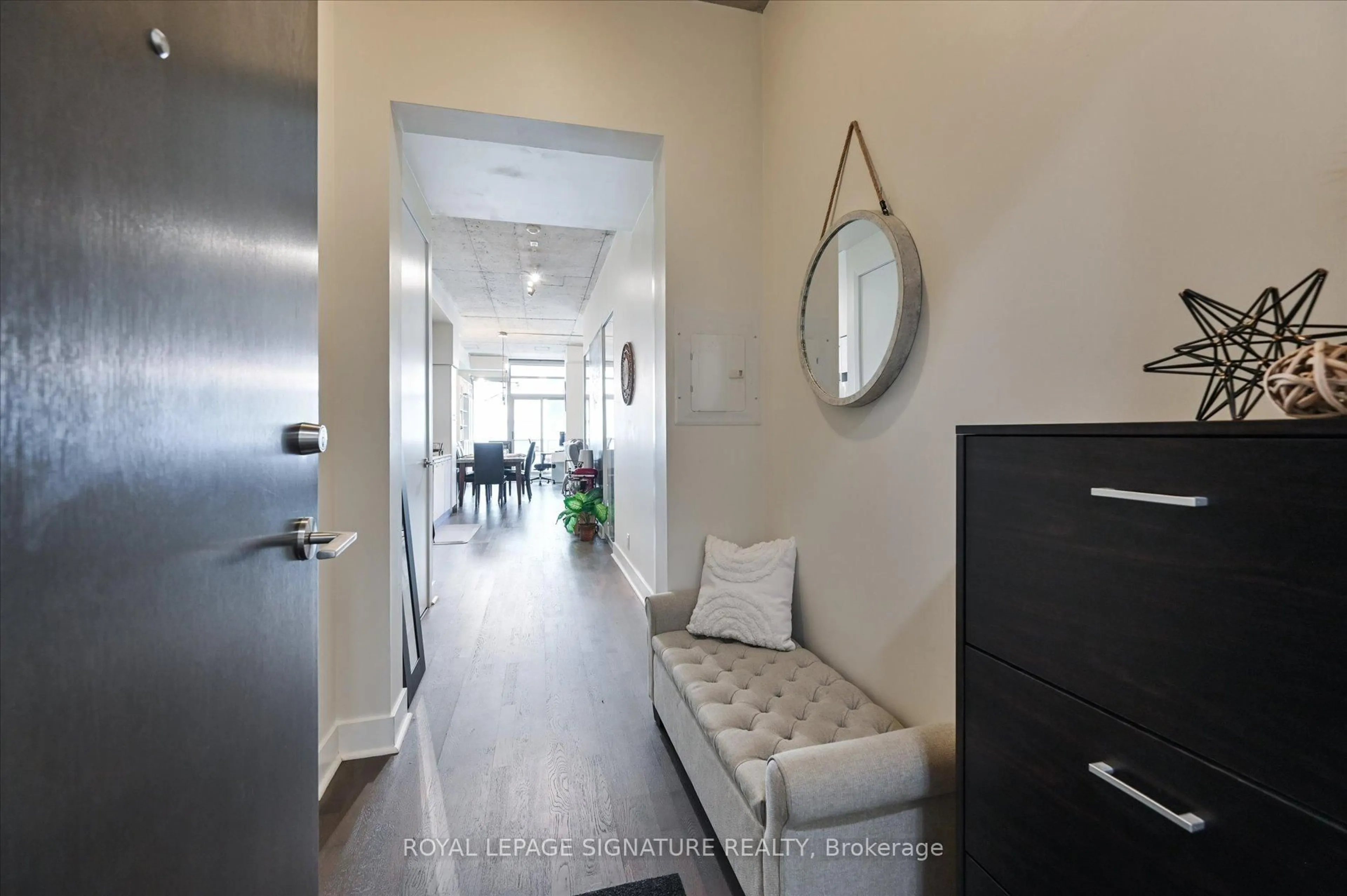 Indoor entryway for 399 Adelaide St #420, Toronto Ontario M5V 1S4