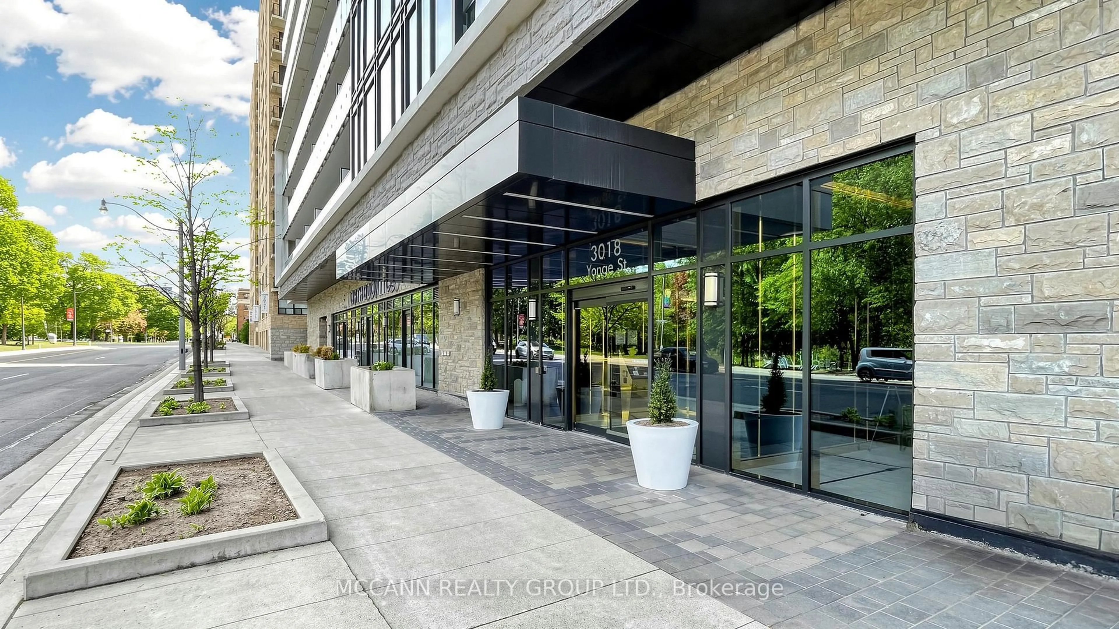Indoor foyer for 3018 Yonge St #605, Toronto Ontario M4N 2K4