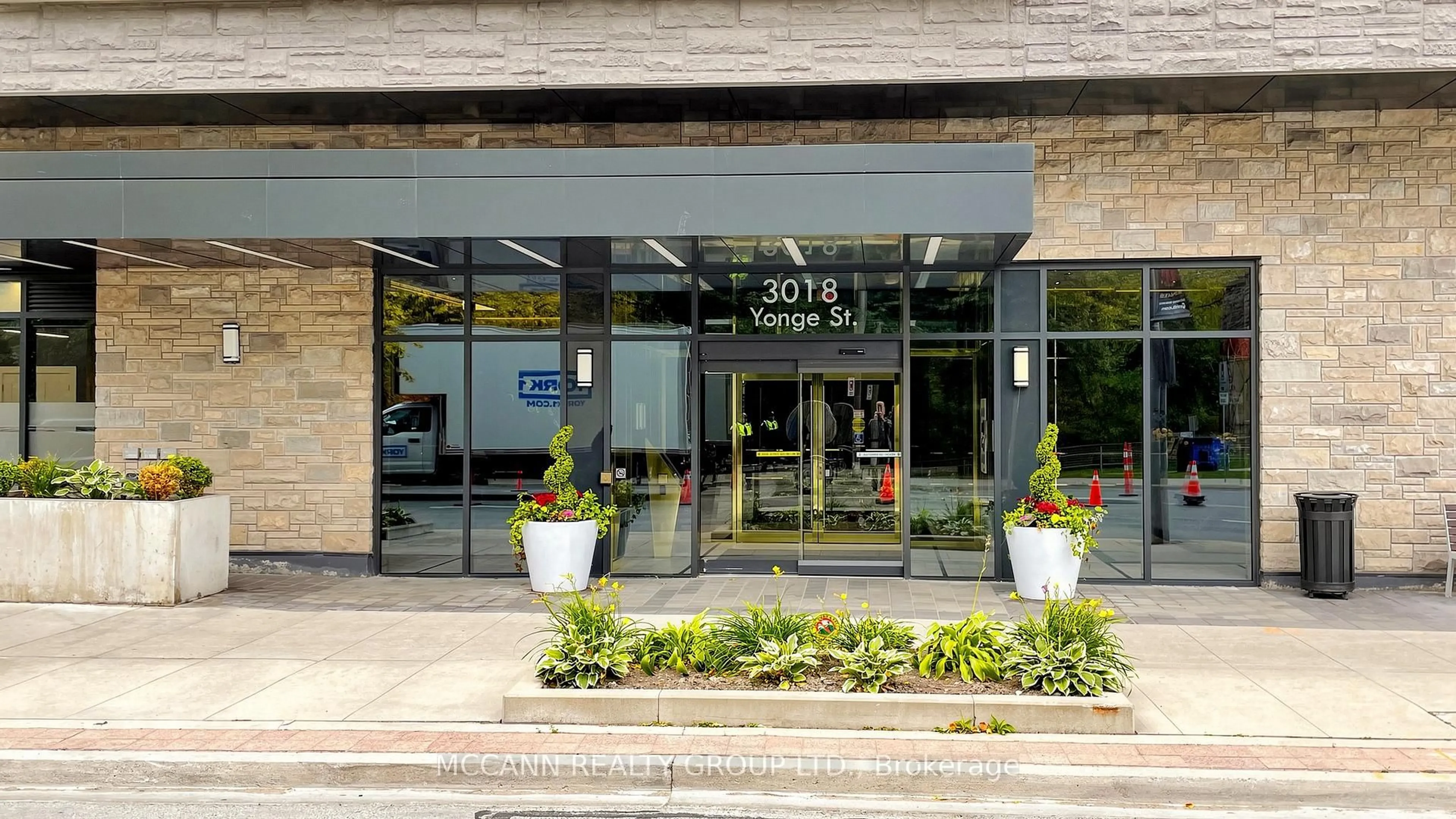 Indoor foyer for 3018 Yonge St #605, Toronto Ontario M4N 2K4