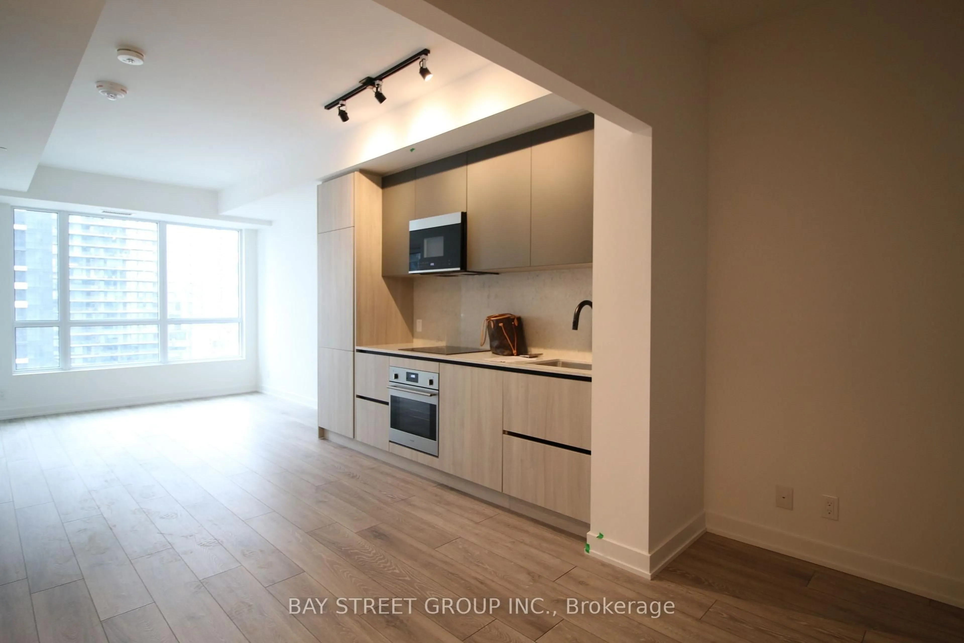 Unknown for 108 Peter St #1703, Toronto Ontario M5V 0W2