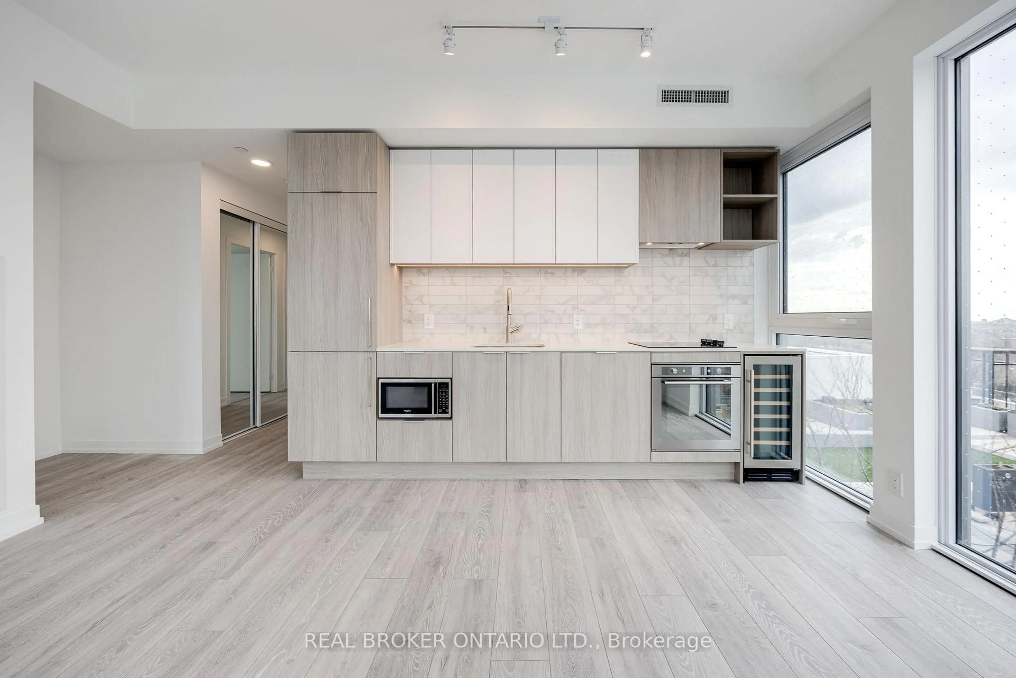 Unknown for 2020 Bathurst St #1106, Toronto Ontario M5P 0A6