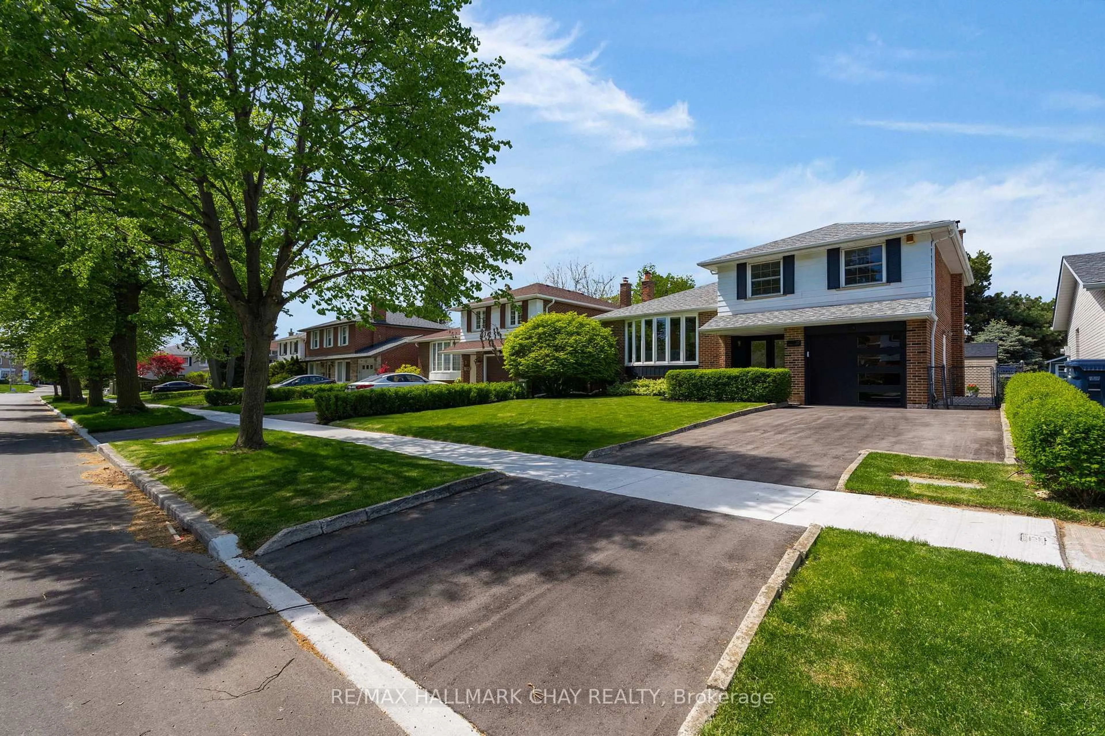 A pic from outside/outdoor area/front of a property/back of a property/a pic from drone, street for 15 Crossbow Cres, Toronto Ontario M2J 3M3