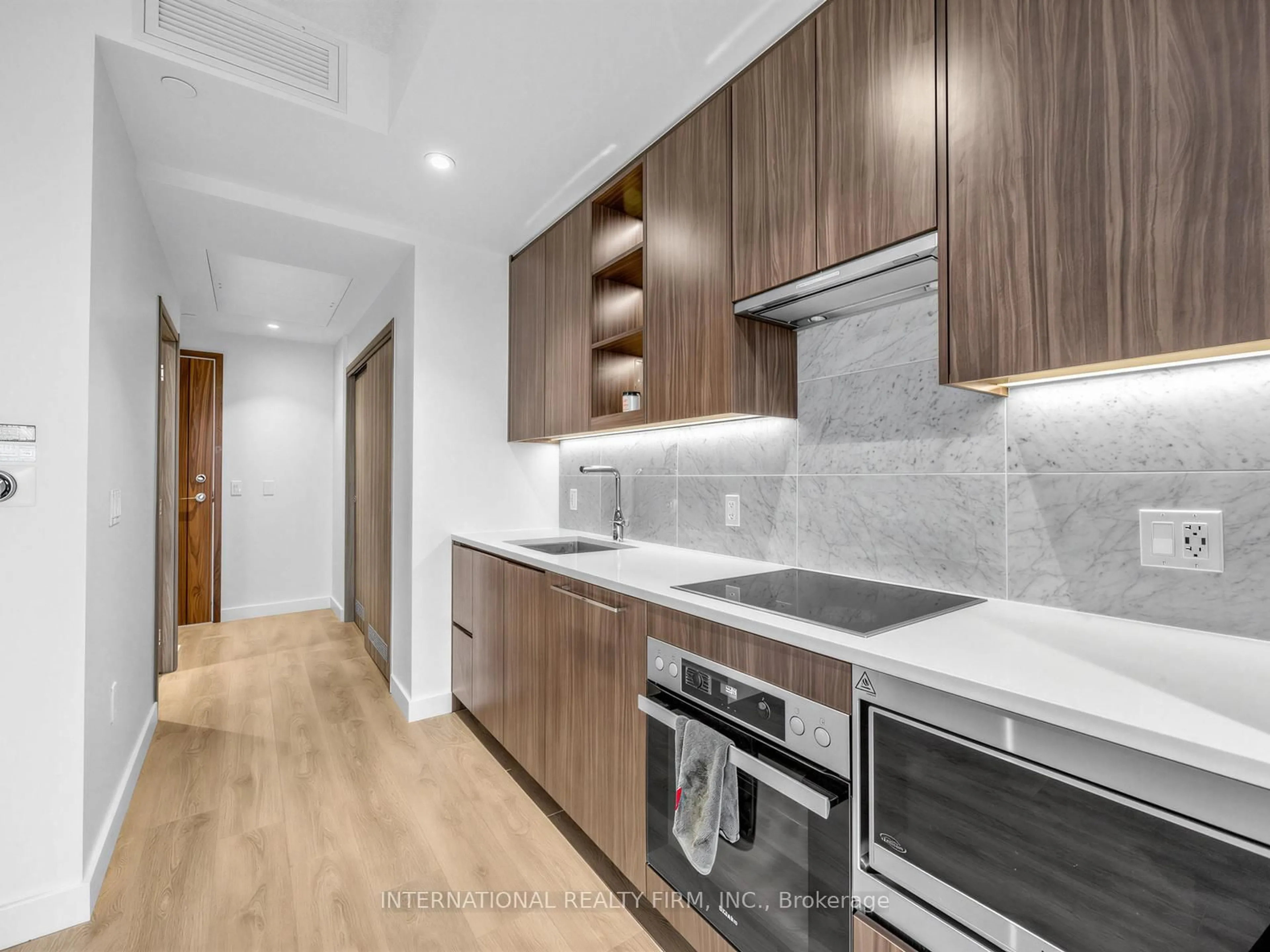 Standard kitchen, wood/laminate floor for 85 McMahon Dr #903, Toronto Ontario M2K 0H1