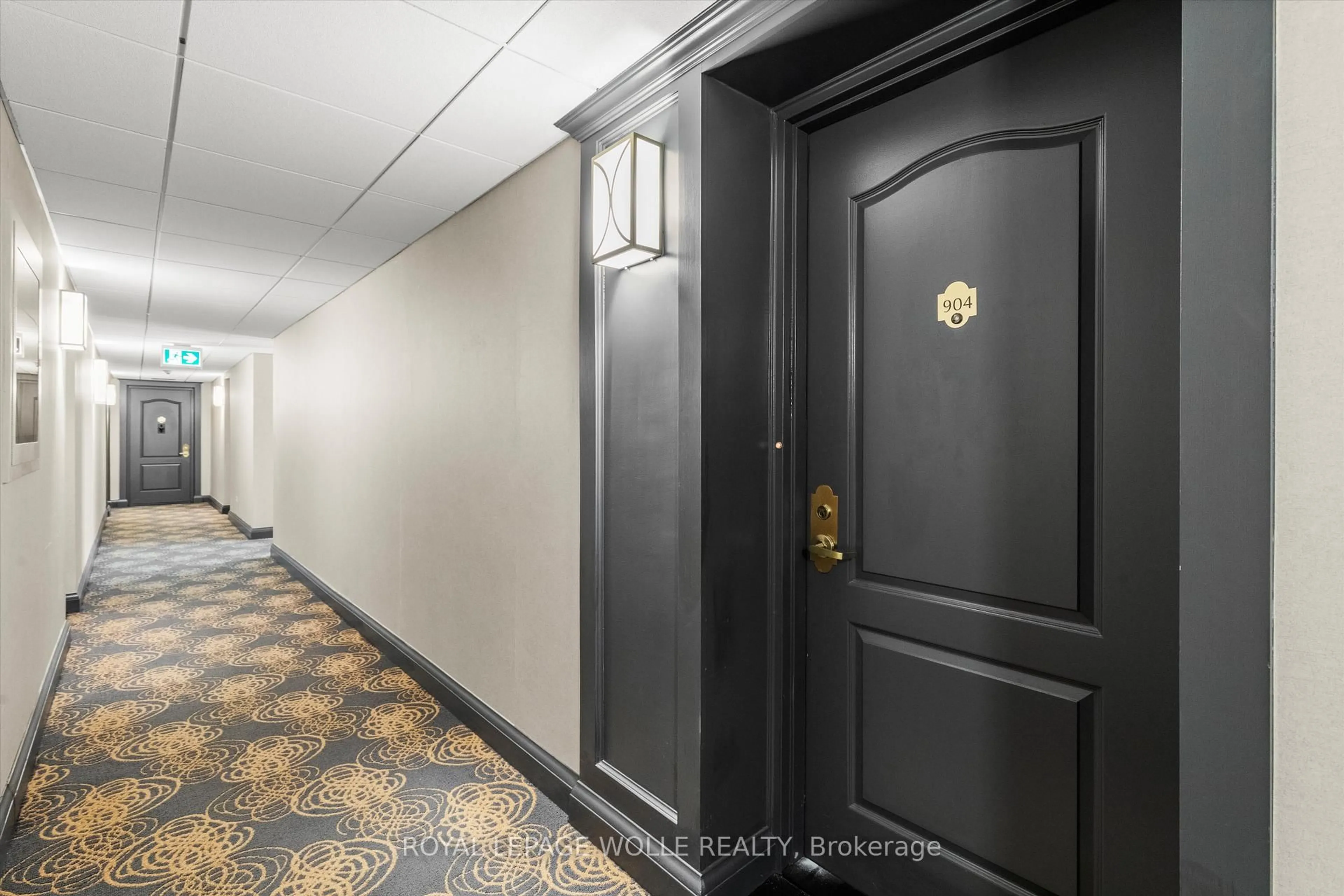 Indoor foyer for 21 Dale Ave #904, Toronto Ontario M4W 1K3