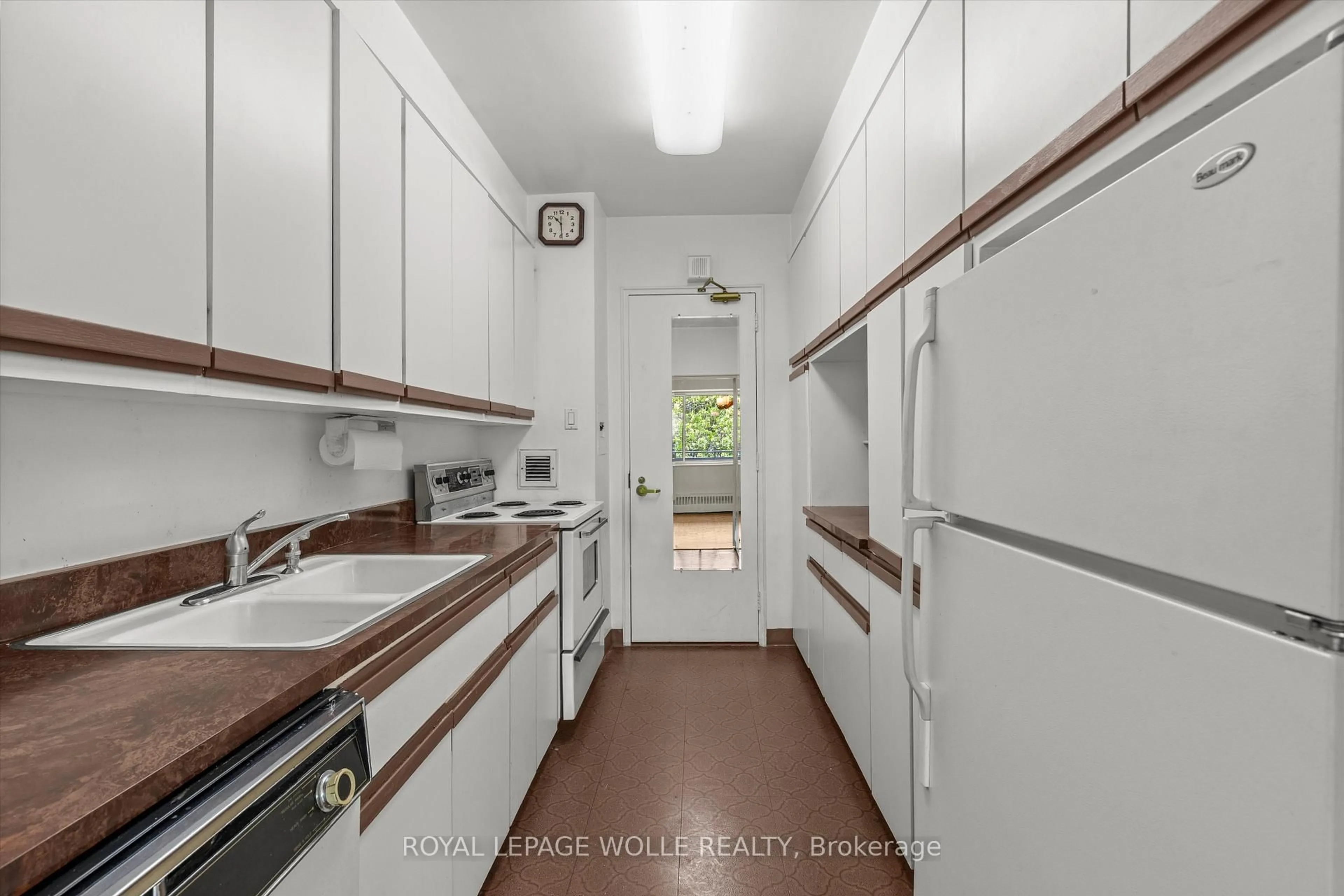Standard kitchen, unknown for 21 Dale Ave #904, Toronto Ontario M4W 1K3