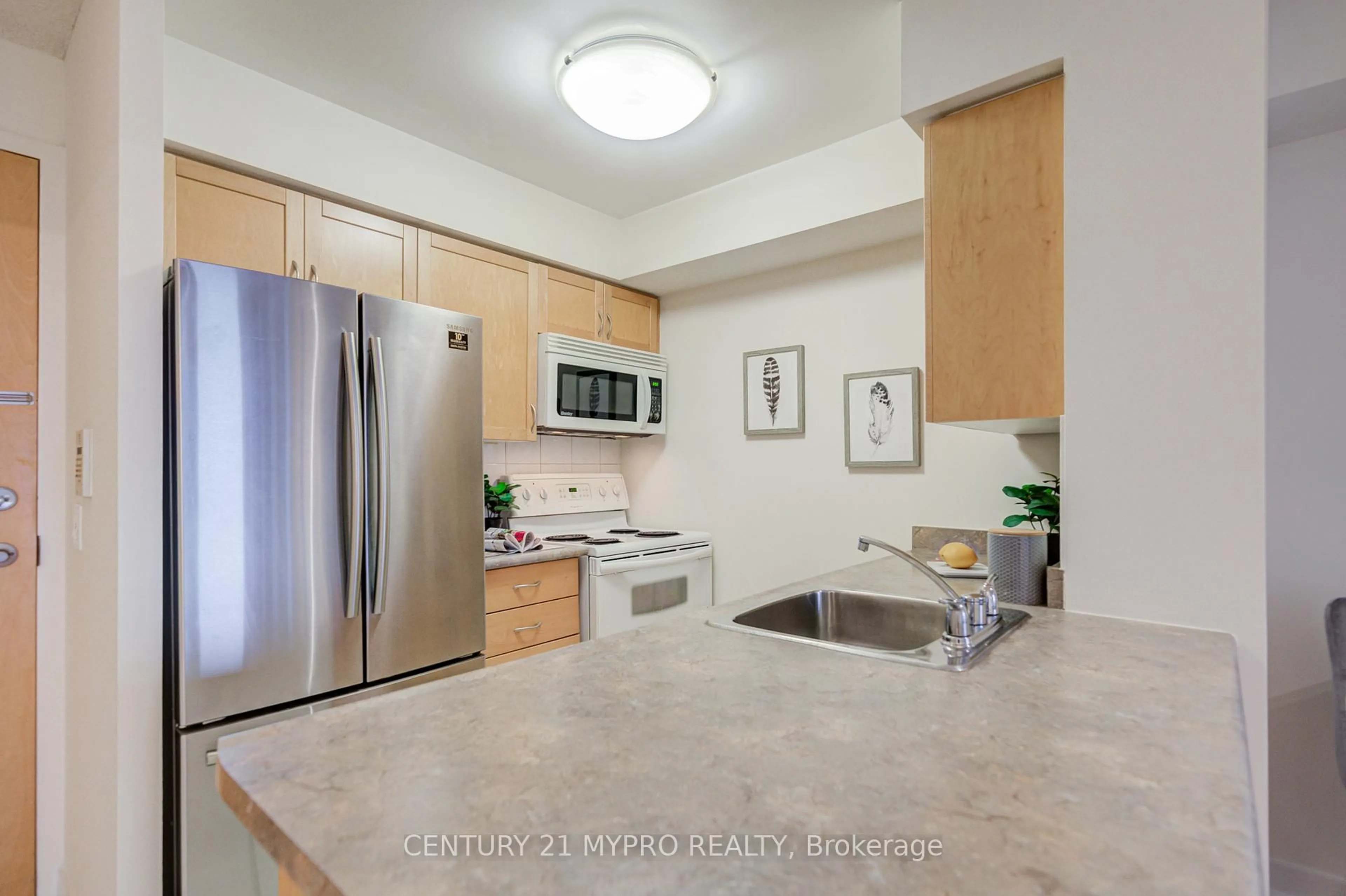Standard kitchen, ceramic/tile floor for 4968 Yonge St #705, Toronto Ontario M2N 5N7