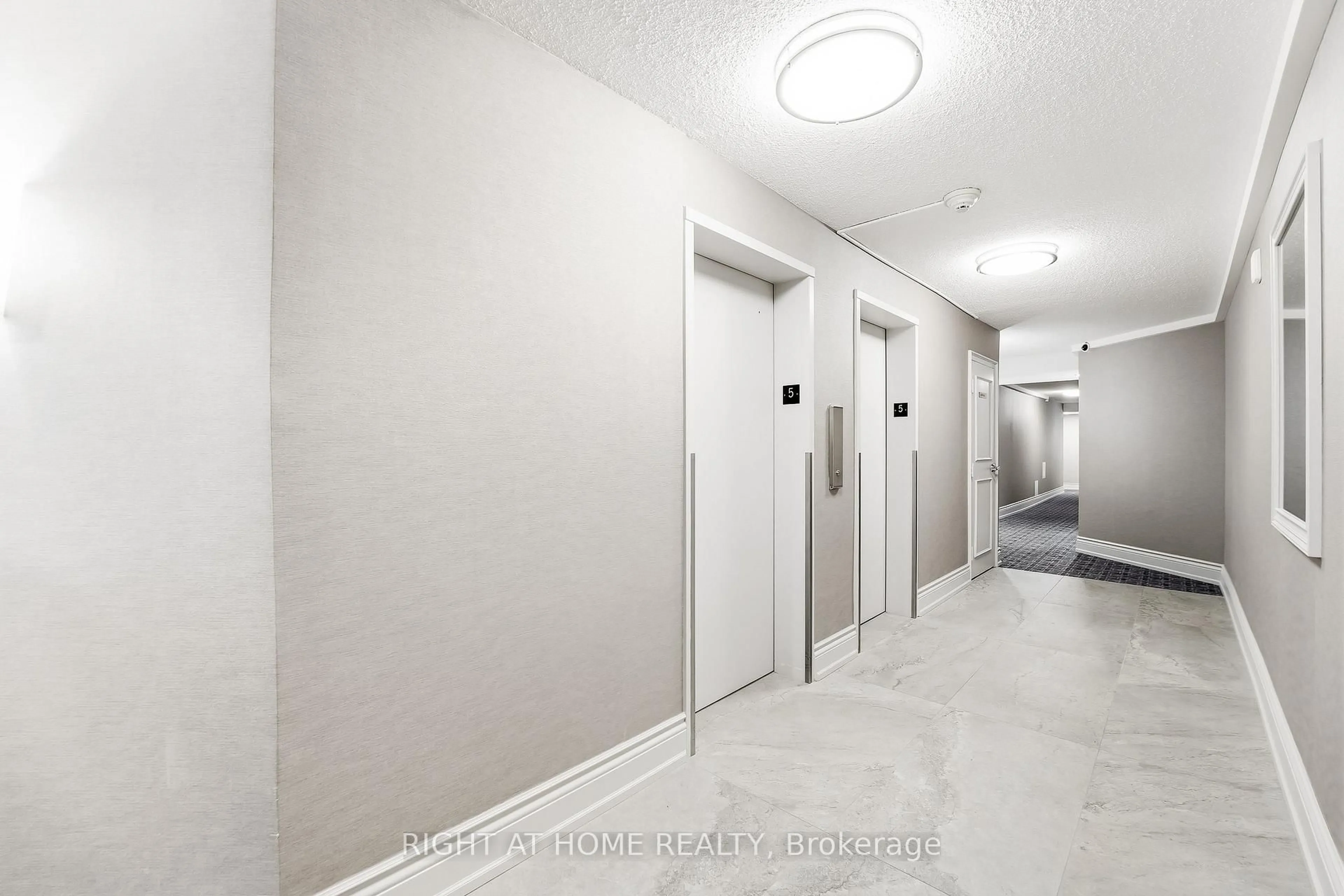 Indoor foyer for 90 Fisherville Rd #507, Toronto Ontario M2R 3J9