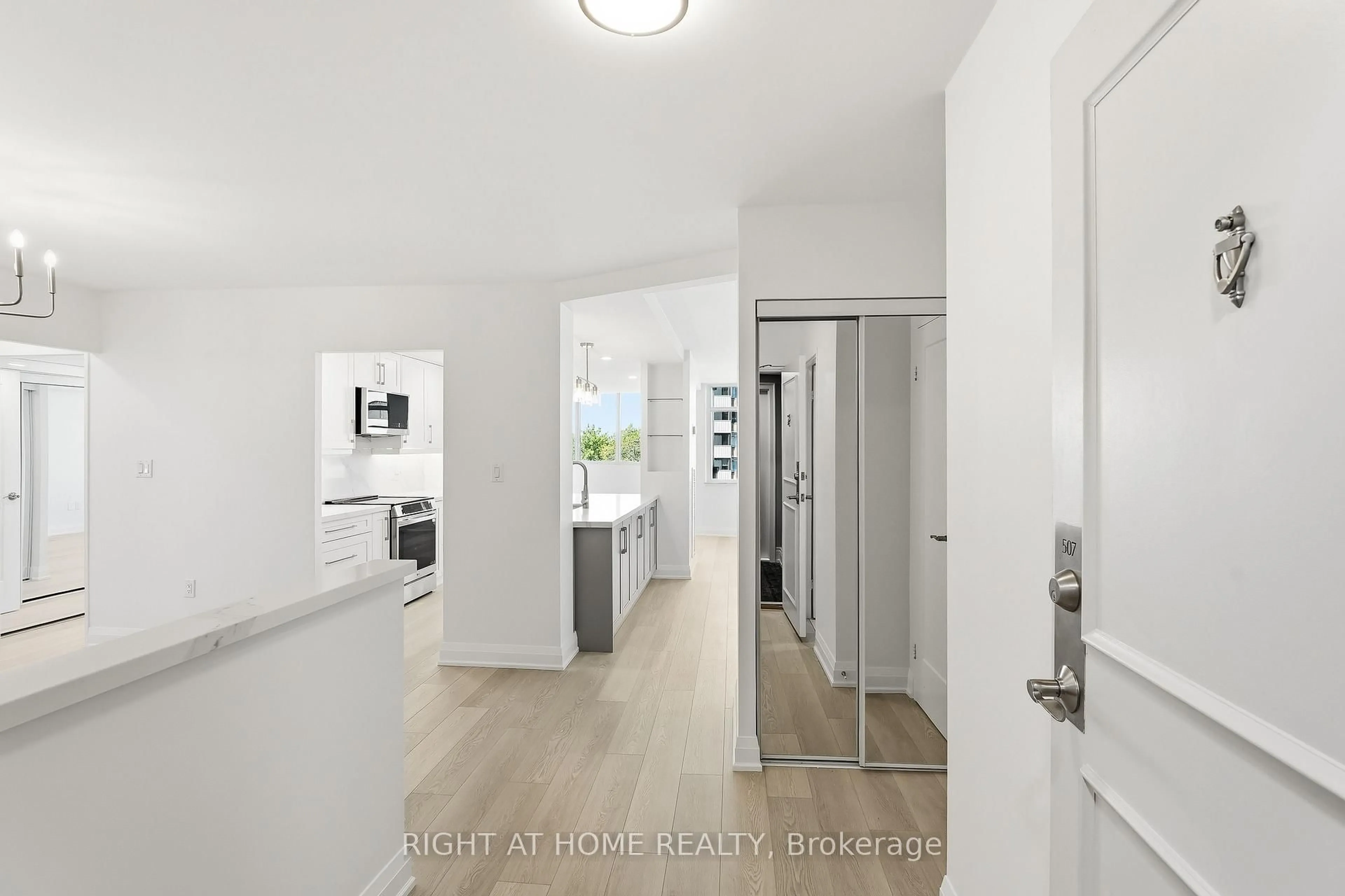 Indoor entryway for 90 Fisherville Rd #507, Toronto Ontario M2R 3J9